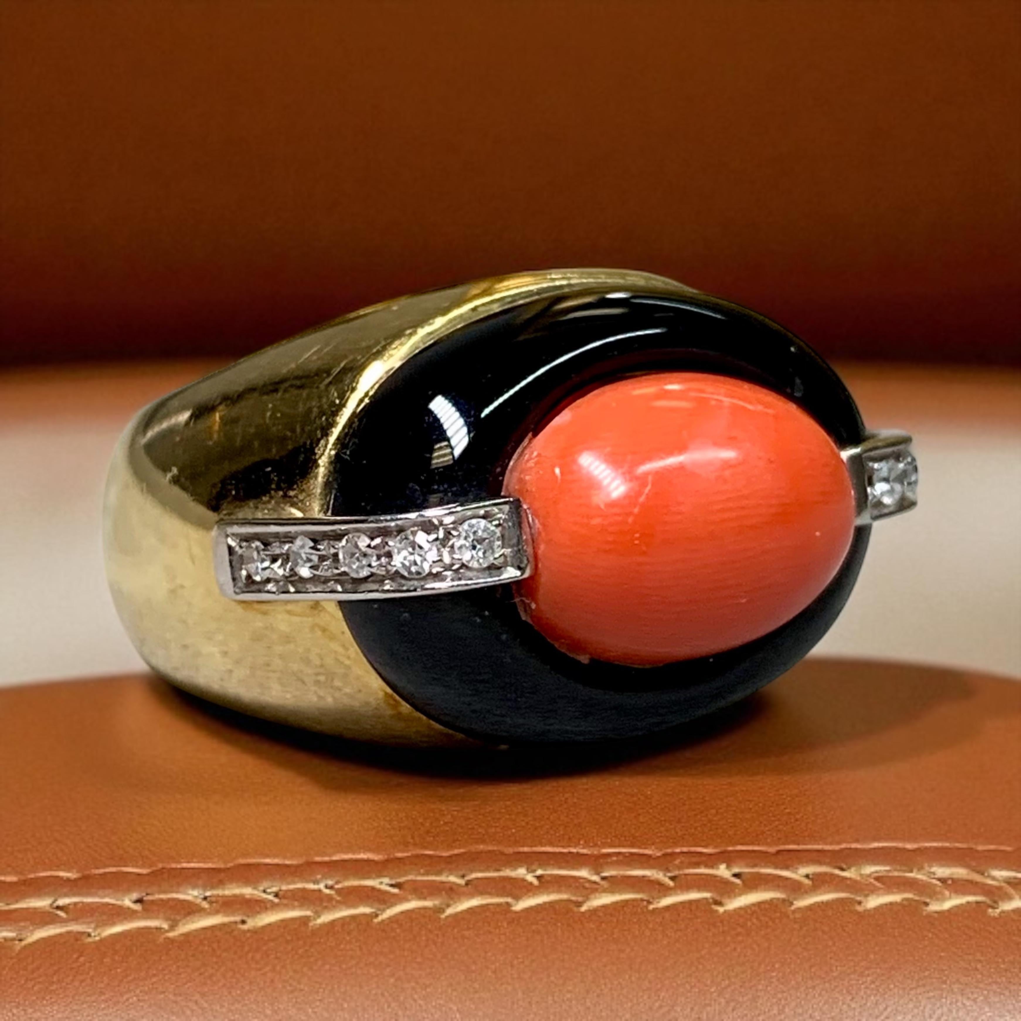 Anillo de cóctel de oro amarillo de 18 quilates con cabujón de coral, ónix y diamantes, talla 6.5 en venta 4