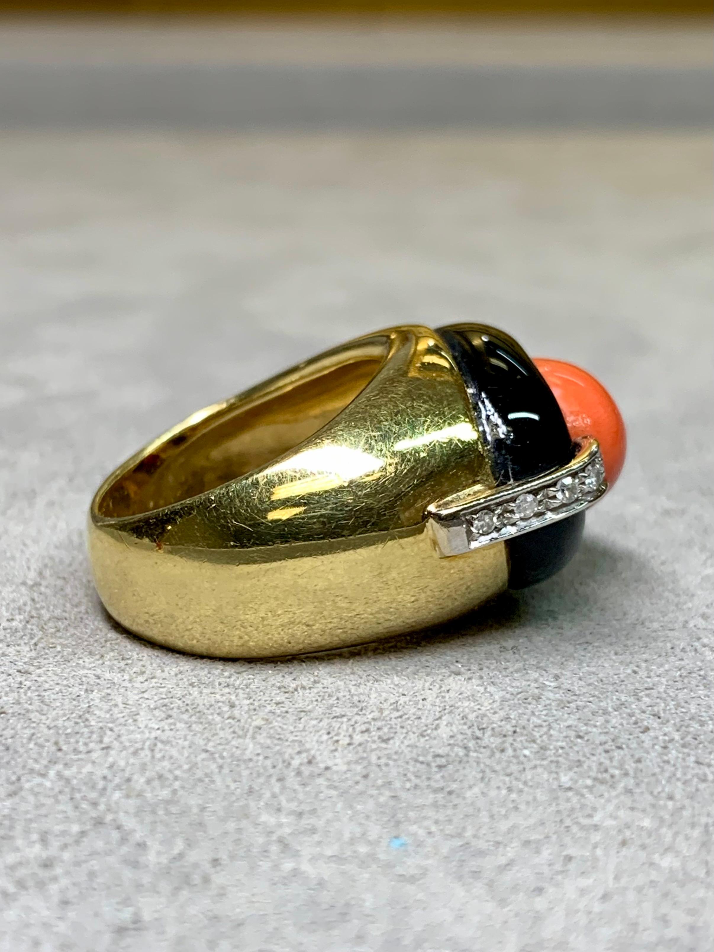 Anillo de cóctel de oro amarillo de 18 quilates con cabujón de coral, ónix y diamantes, talla 6.5 Contemporáneo en venta