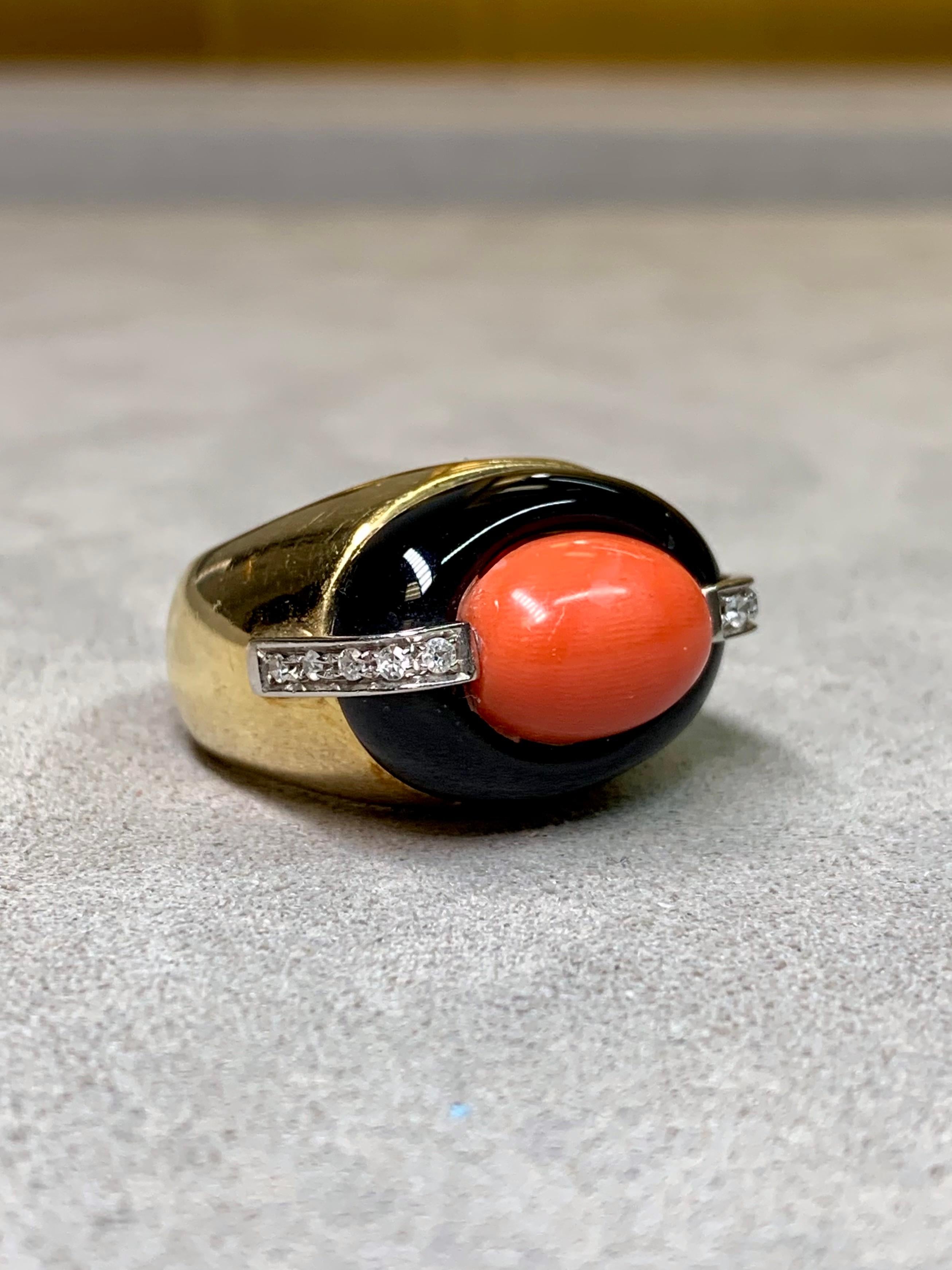 Anillo de cóctel de oro amarillo de 18 quilates con cabujón de coral, ónix y diamantes, talla 6.5 Corte redondo en venta