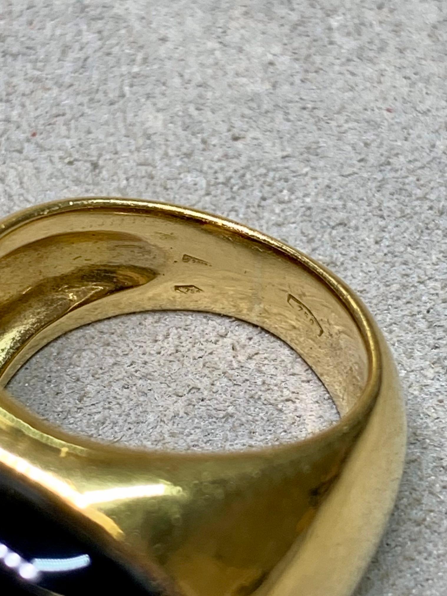 Anillo de cóctel de oro amarillo de 18 quilates con cabujón de coral, ónix y diamantes, talla 6.5 en Bueno estado para la venta en Winter Springs, FL