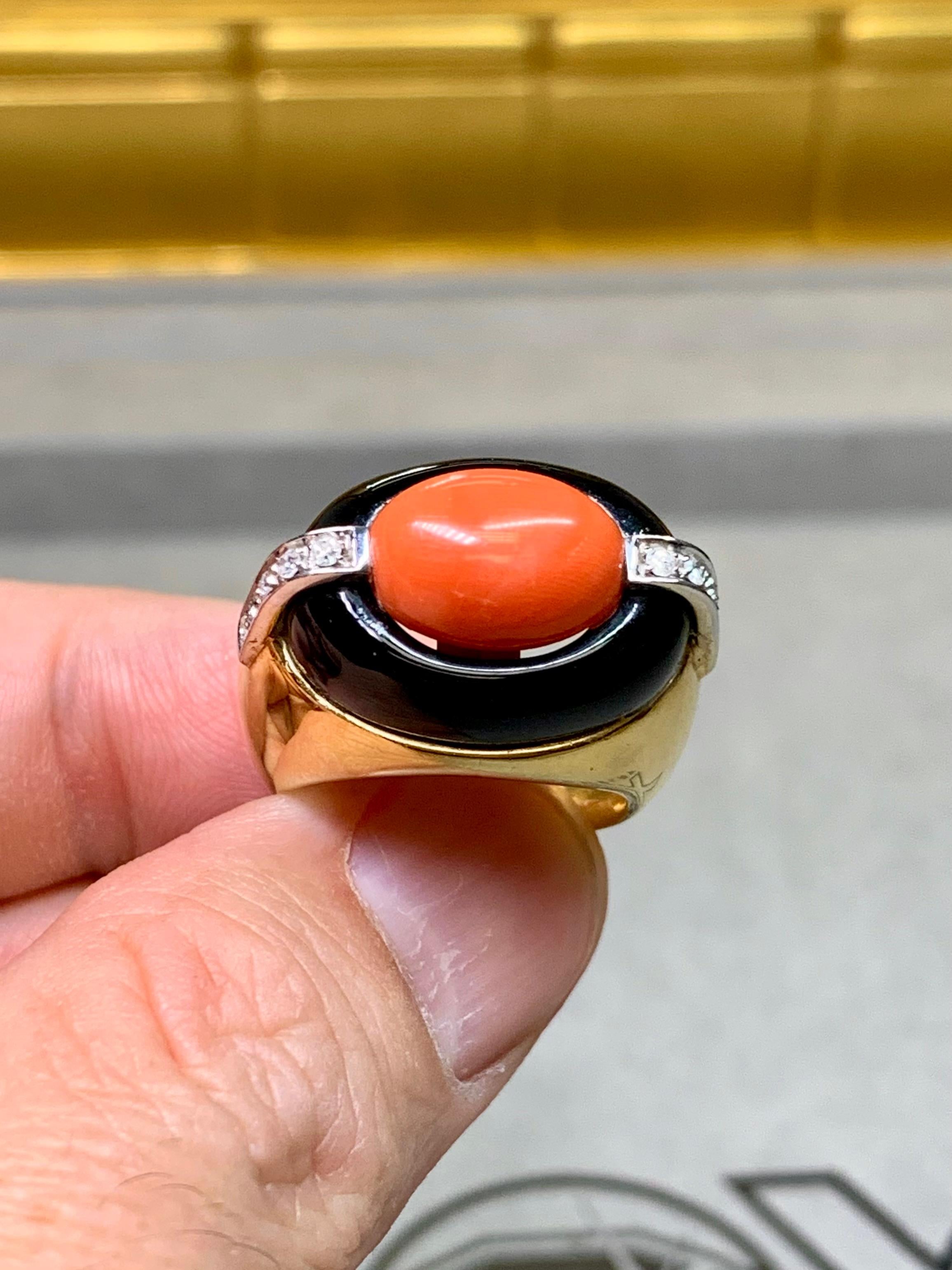 Femenino o masculino Anillo de cóctel de oro amarillo de 18 quilates con cabujón de coral, ónix y diamantes, talla 6.5 en venta