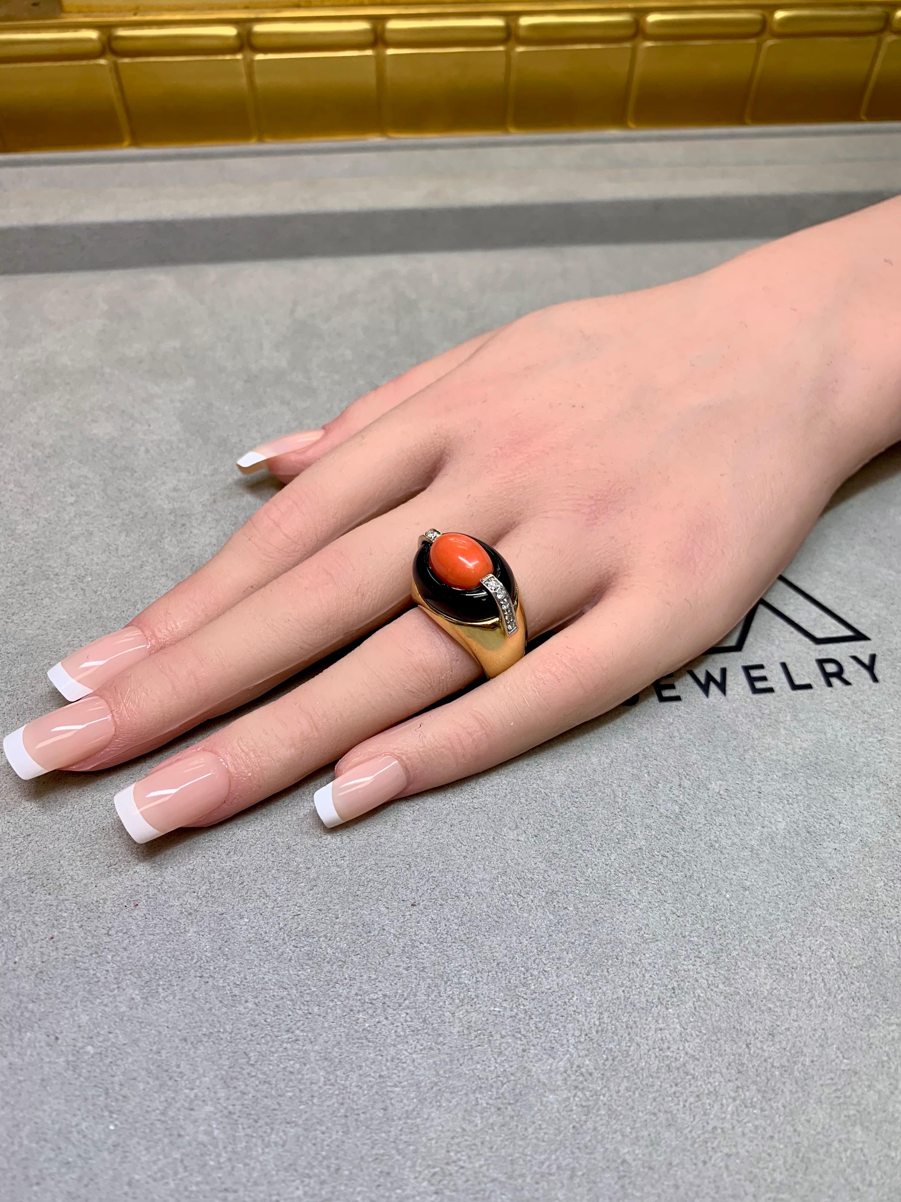 Anillo de cóctel de oro amarillo de 18 quilates con cabujón de coral, ónix y diamantes, talla 6.5 en venta 1