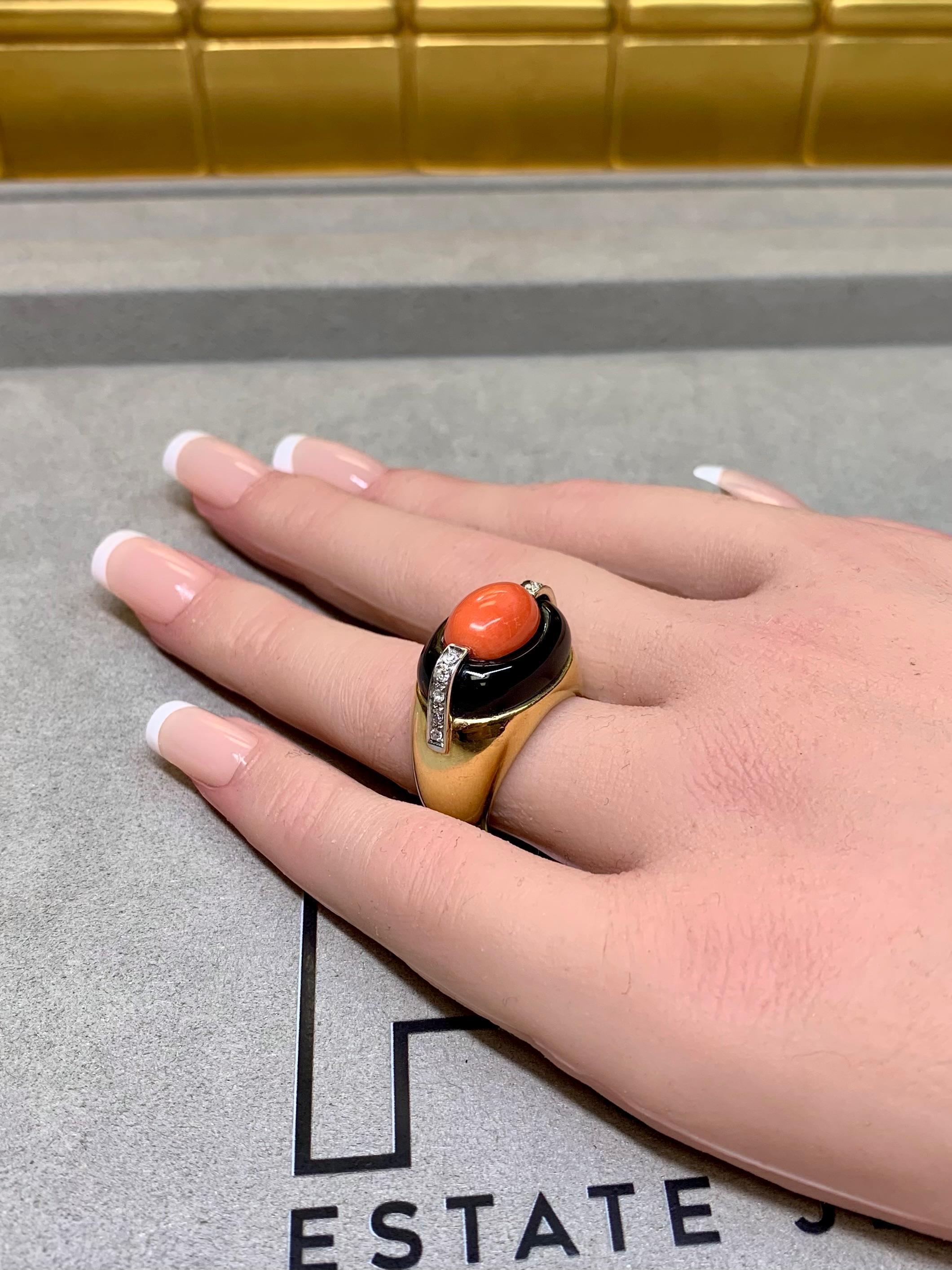 Anillo de cóctel de oro amarillo de 18 quilates con cabujón de coral, ónix y diamantes, talla 6.5 en venta 3