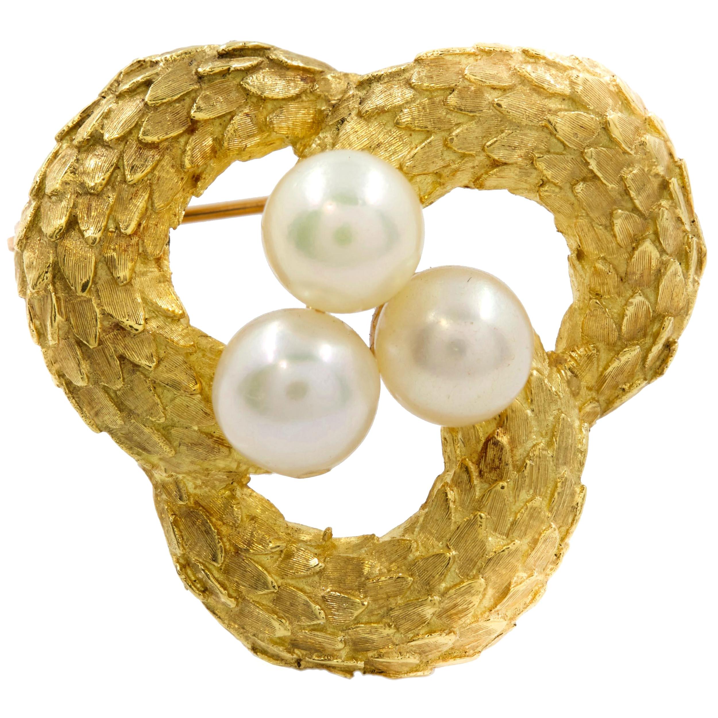 Vintage Italian 18K Yellow Gold "Feathered" Three Pearl Brooch For Sale