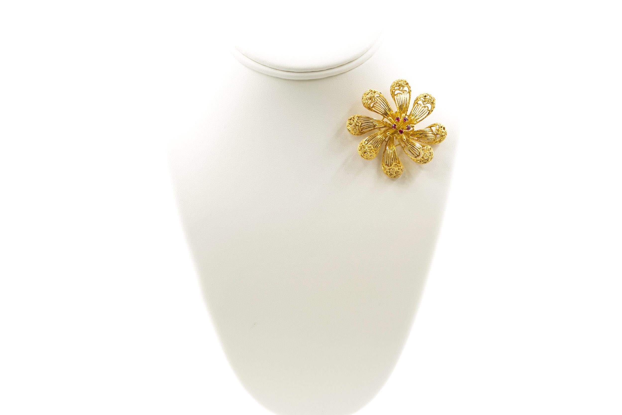 18K YELLOW GOLD GEMSET PIERCED FLOWER BROOCH
Italy, circa late 20th century; marked to underside 