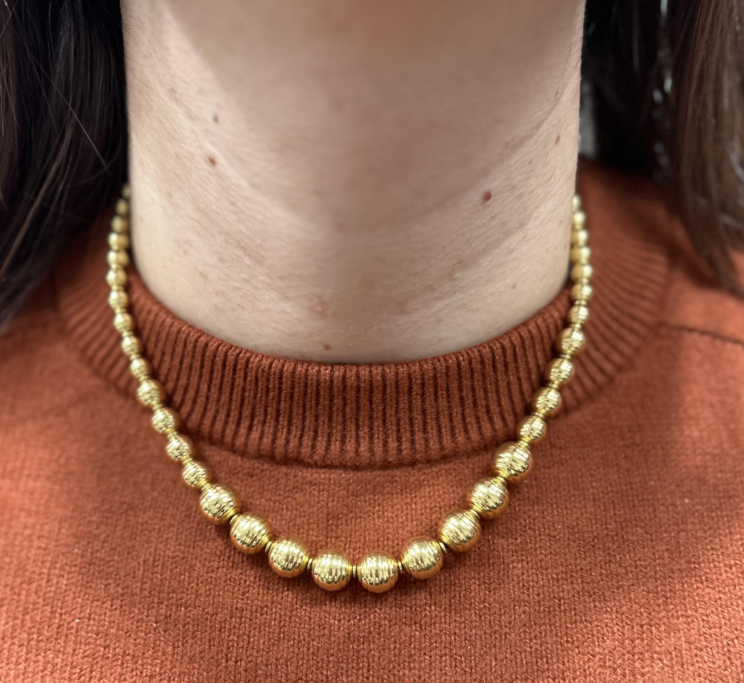 Vintage Italian 18k Yellow Gold Graduated Grooved Bead Ball Necklace Chain For Sale 1