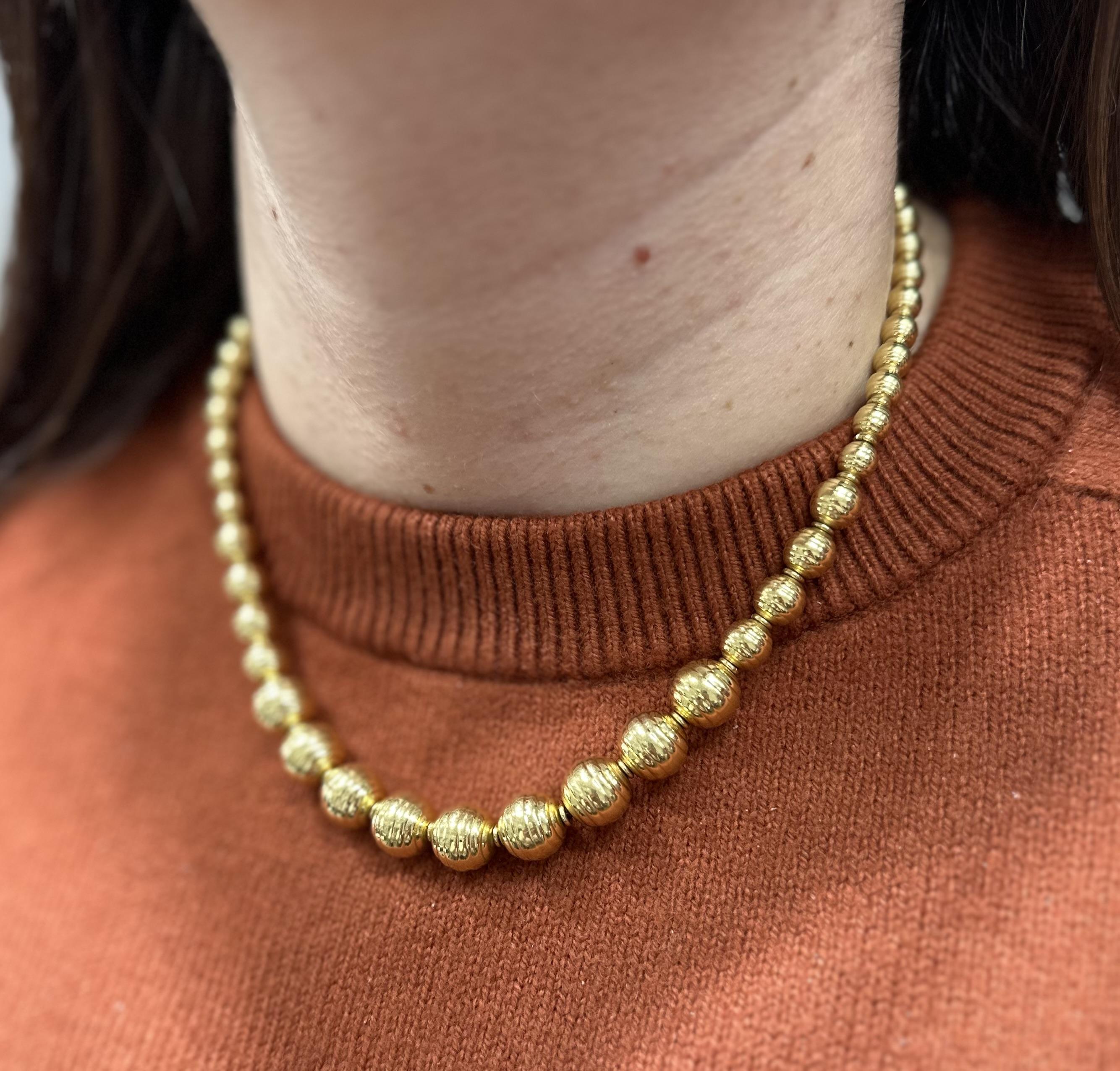 Vintage Italian 18k Yellow Gold Graduated Grooved Bead Ball Necklace Chain For Sale 2