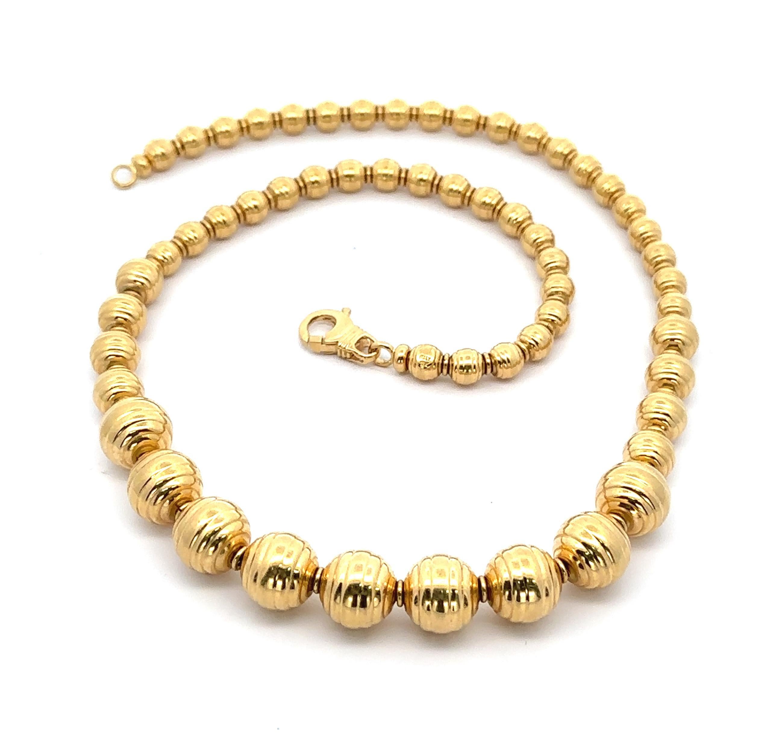 Vintage Italian 18k Yellow Gold Graduated Grooved Bead Ball Necklace Chain For Sale 3