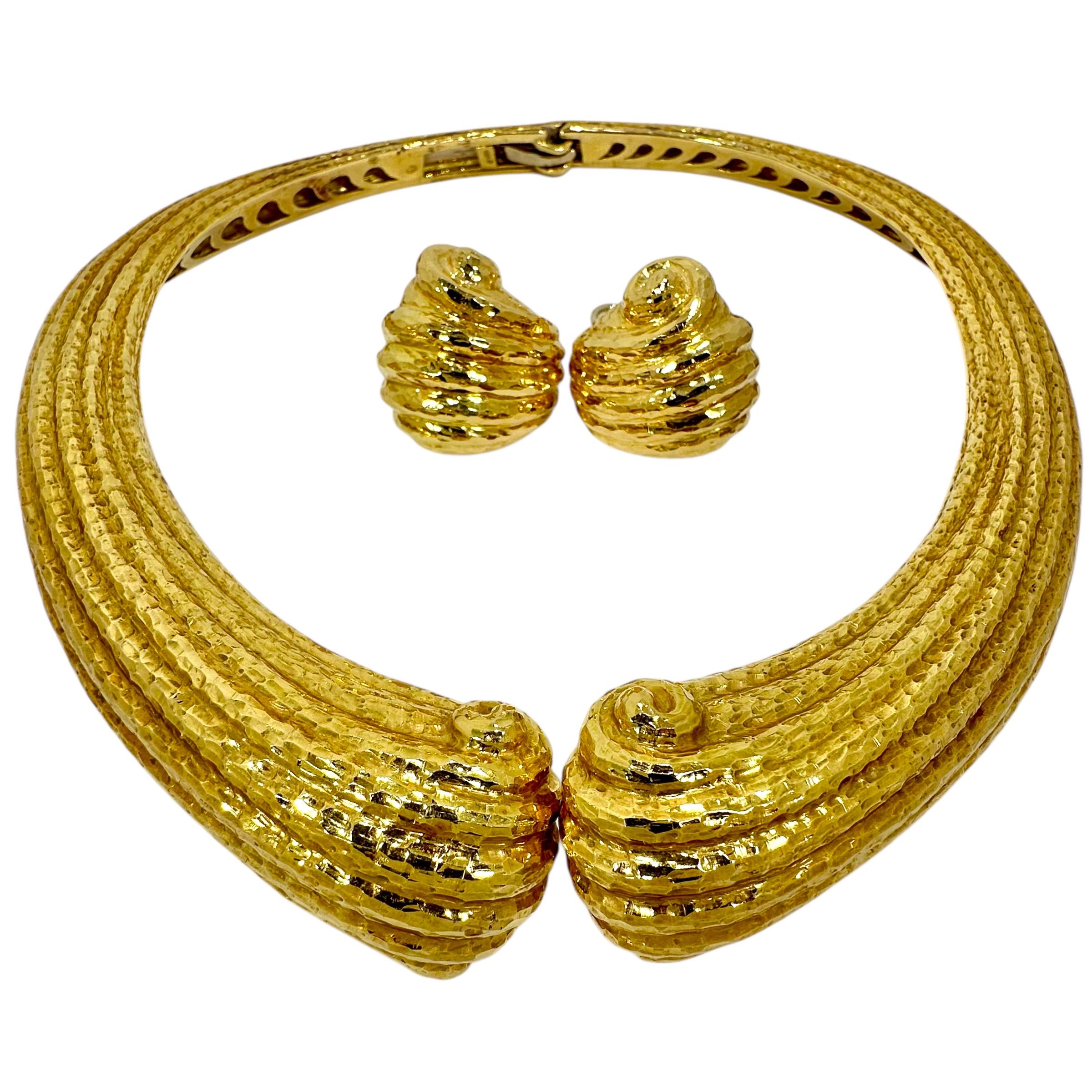 Vintage Italian 18K Yellow Gold Hammered Scroll Motif Earrings For Sale 5
