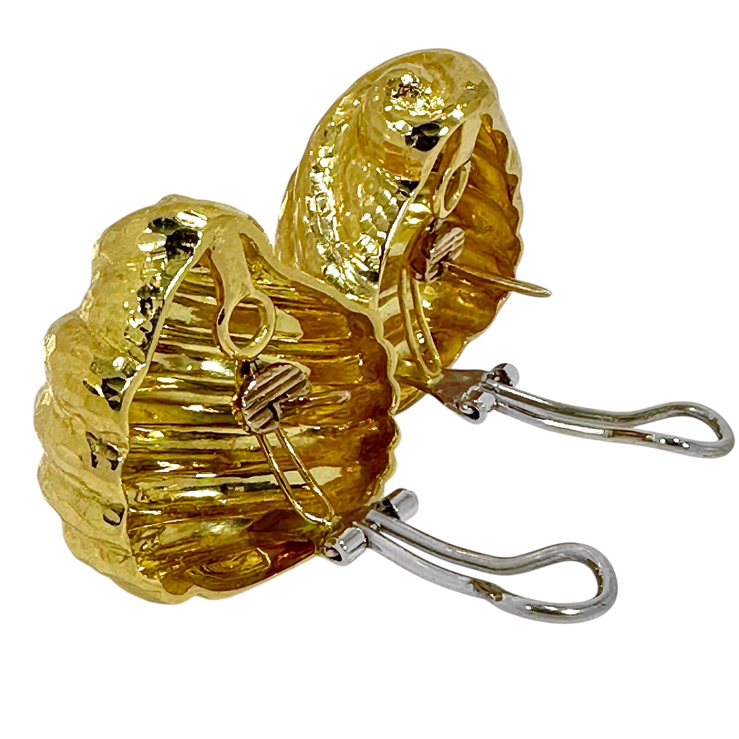 Modern Vintage Italian 18K Yellow Gold Hammered Scroll Motif Earrings For Sale