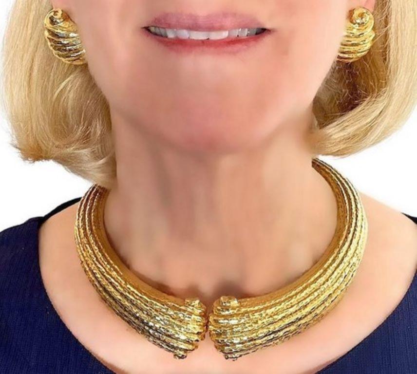 Vintage Italian 18K Yellow Gold Hammered Scroll Motif Earrings For Sale 4