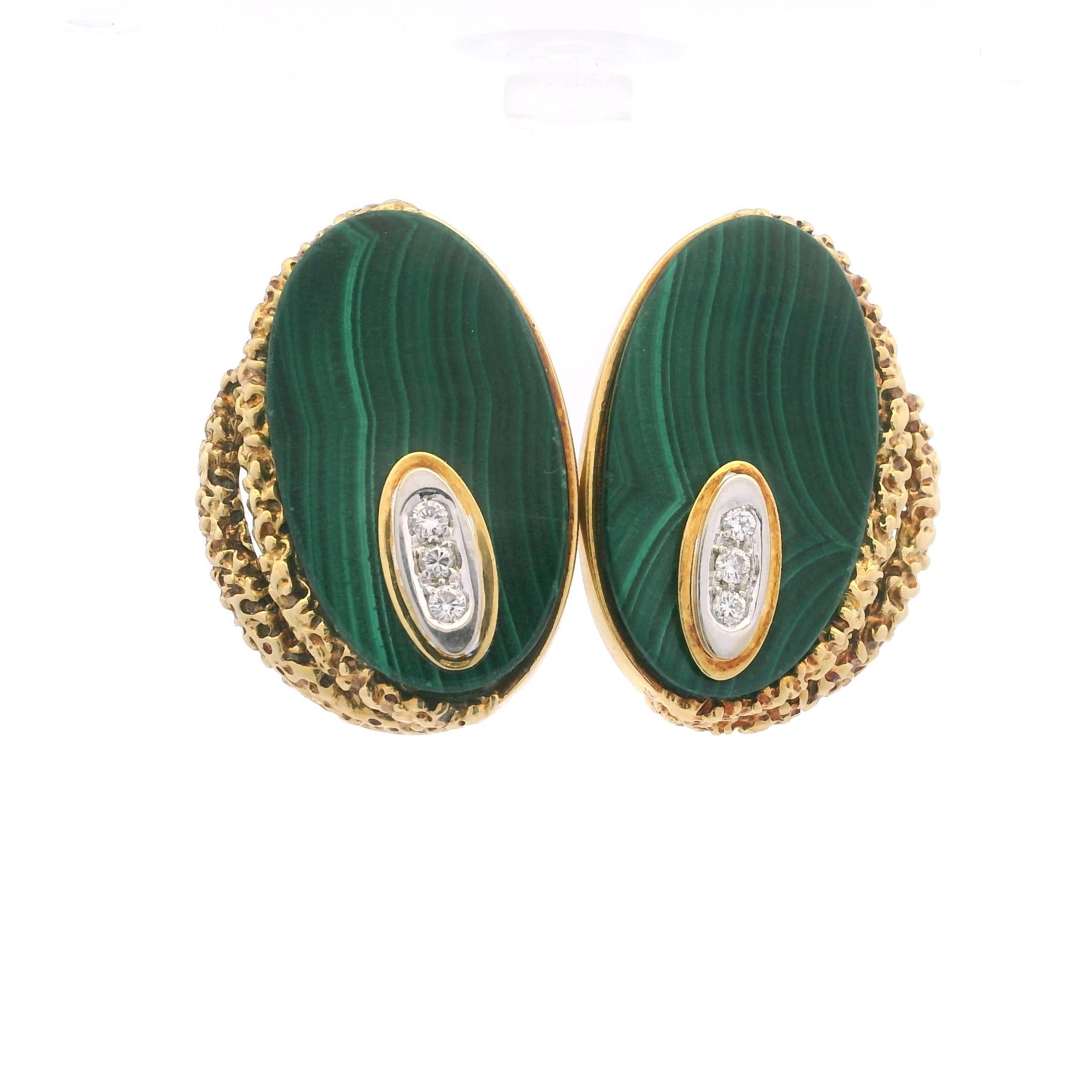 Un paio di orecchini vintage italiani in oro giallo massiccio 18 carati, con cabochon ovali di malachite riccamente decorati e incorniciati da un'intricata texture in oro granulato. Al centro di ogni orecchino c'è un castone in oro bianco a forma di
