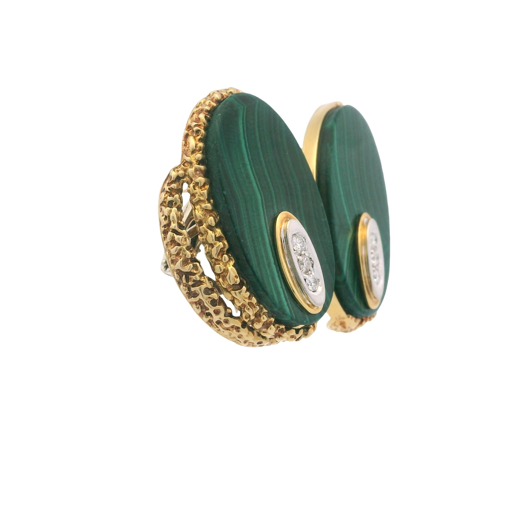 Cabochon Orecchini a clip d'epoca in oro giallo 18 carati con malachite e diamanti in vendita