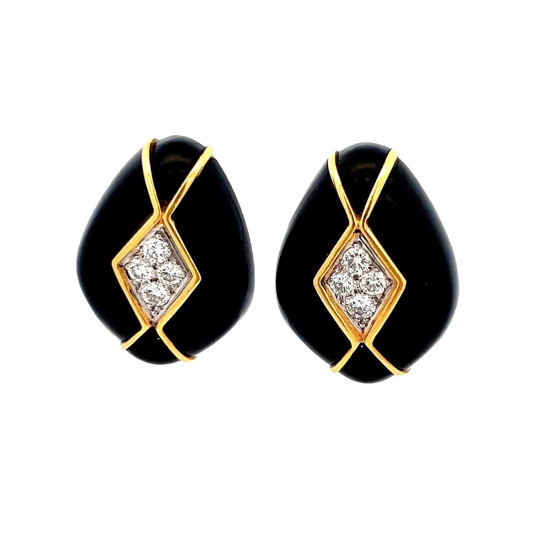 Llamativos y esculturales, estos pendientes vintage italianos de los años 80 son una audaz expresión de elegancia geométrica y artesanía atemporal. Cada pendiente está expertamente elaborado en oro amarillo de 18 quilates, con una incrustación de