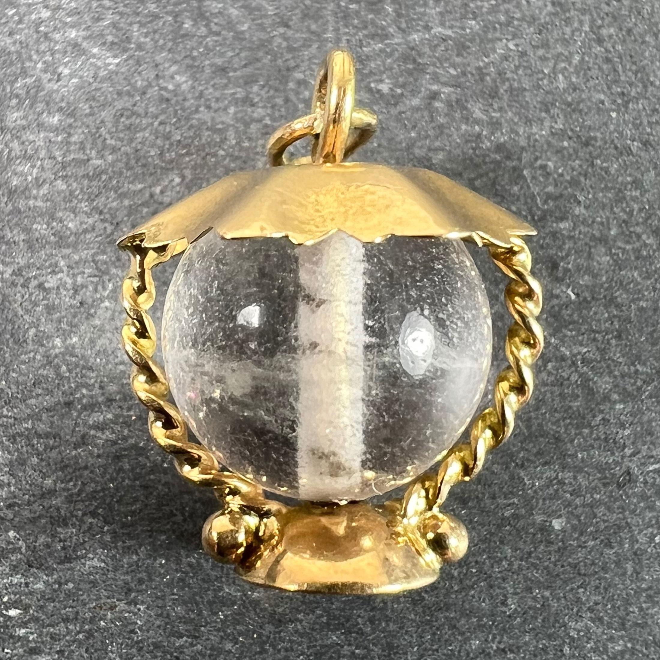 Ein italienischer 18-karätiger Gelbgold-Anhänger in Form einer Sturmlaterne mit einer farblosen Bergkristallkugel in einem goldenen Drahtkäfig. Gestempelt 750 für 18 Karat Gold und markiert 10VA für italienische Herstellung.

Abmessungen: 1,8 x 1,4