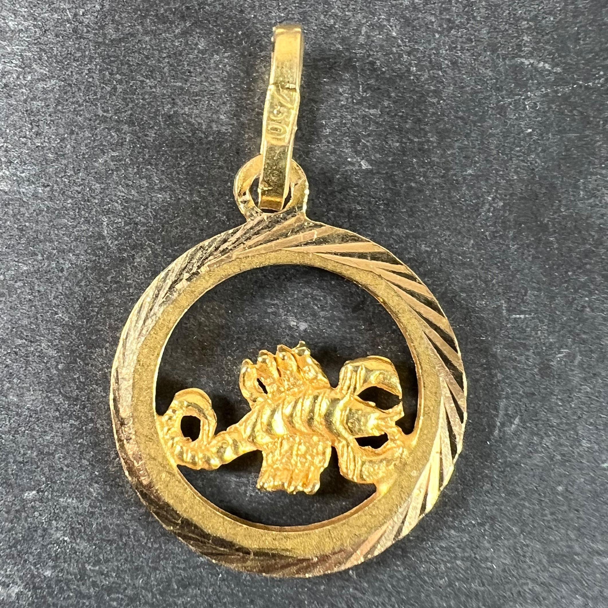 Ein Vintage-Anhänger aus 18 Karat (18K) Gelbgold in Form eines gezackten Rahmens, der einen Skorpion umgibt, der das Sternzeichen Skorpion darstellt. Mit 750 für 18-karätiges Gold und 74VI für italienische Herstellung auf dem Sprungring