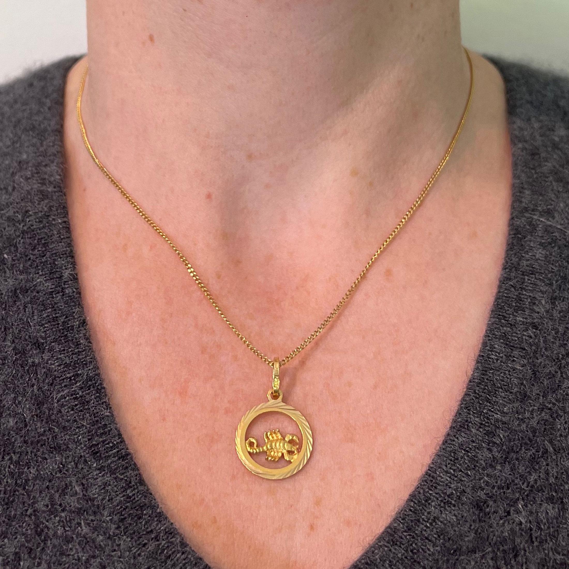 Vintage Italienisch 18K Gelbgold Skorpion Zodiac Charm Anhänger für Damen oder Herren im Angebot