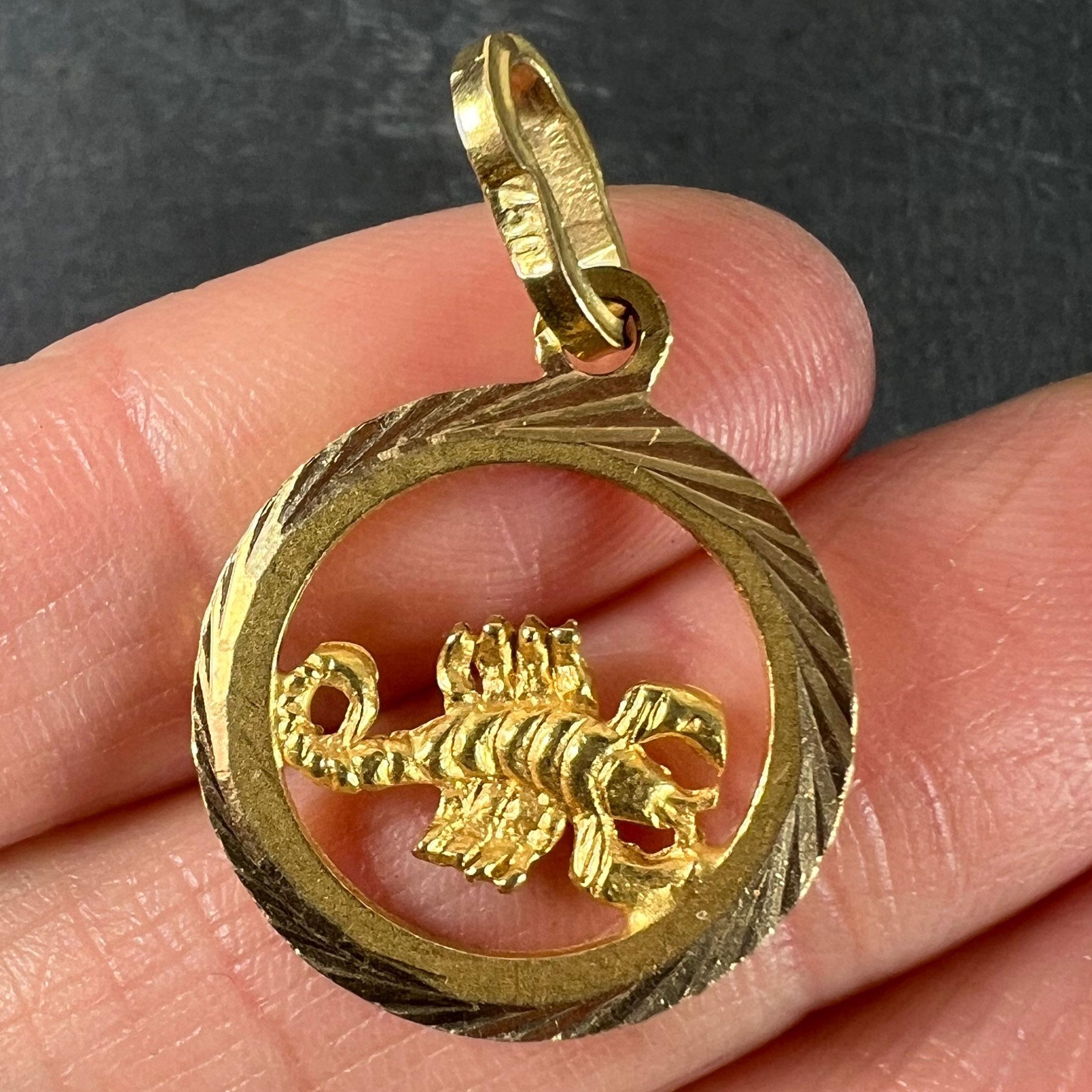 Vintage Italienisch 18K Gelbgold Skorpion Zodiac Charm Anhänger im Angebot 1