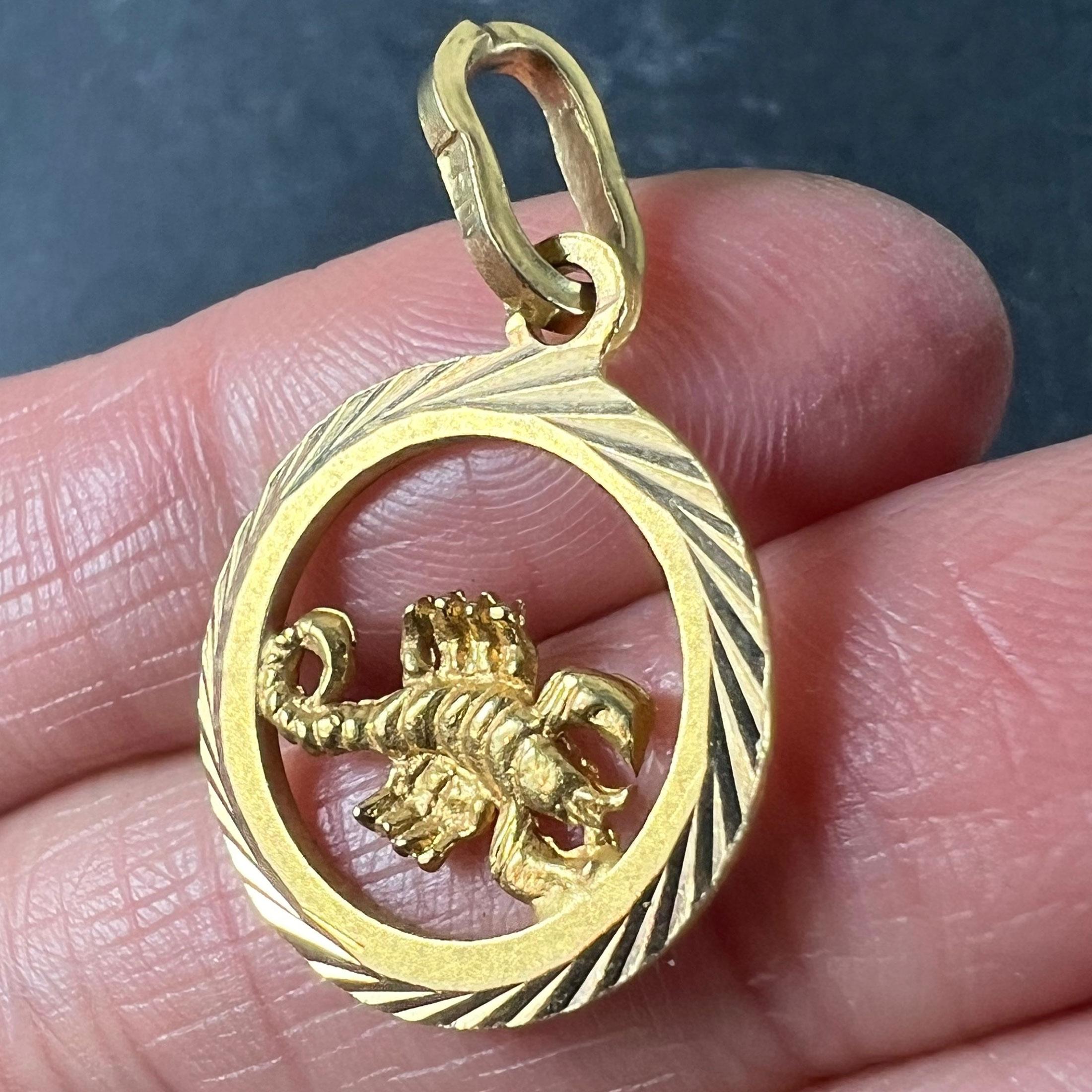 Vintage Italienisch 18K Gelbgold Skorpion Zodiac Charm Anhänger im Angebot 2