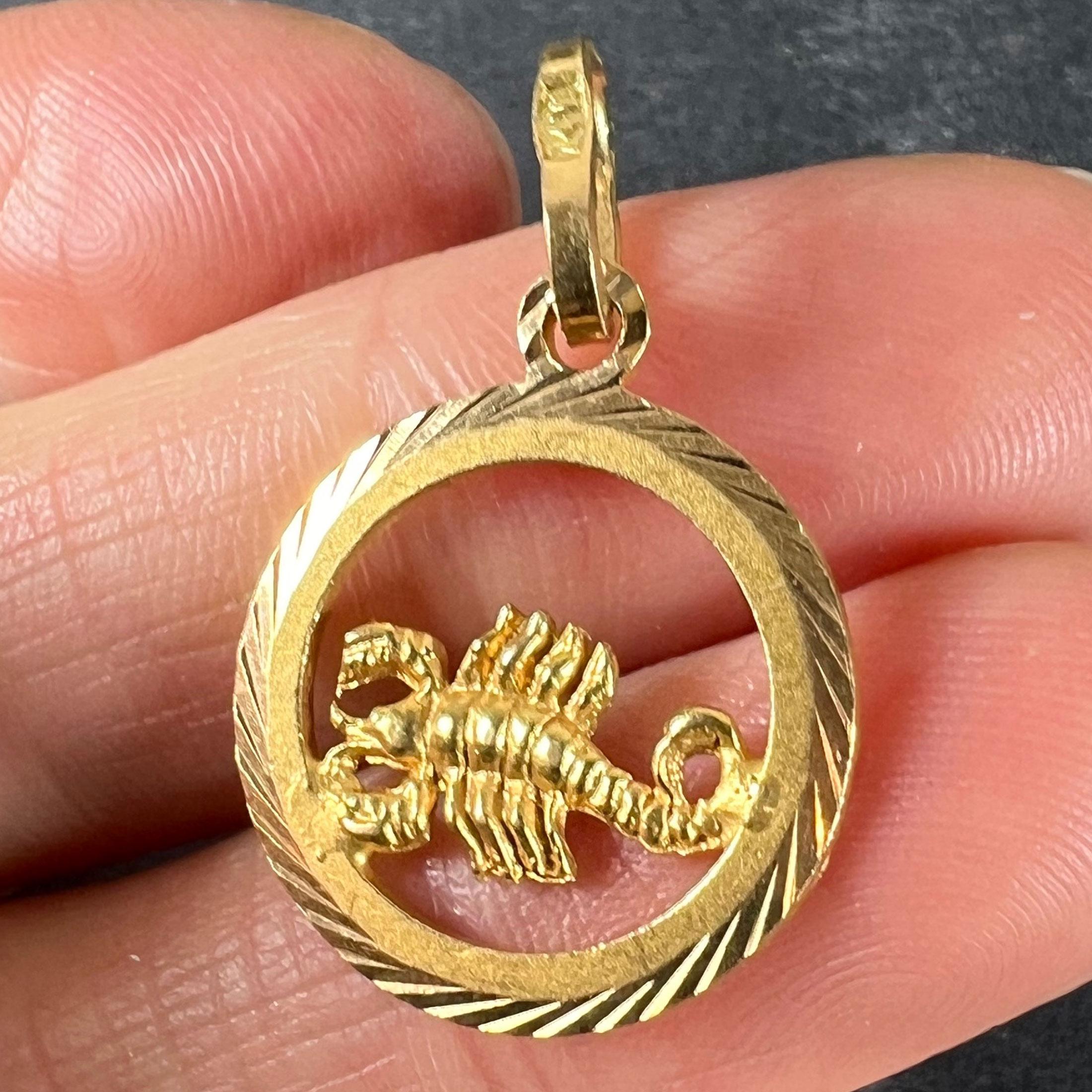 Vintage Italienisch 18K Gelbgold Skorpion Zodiac Charm Anhänger im Angebot 4