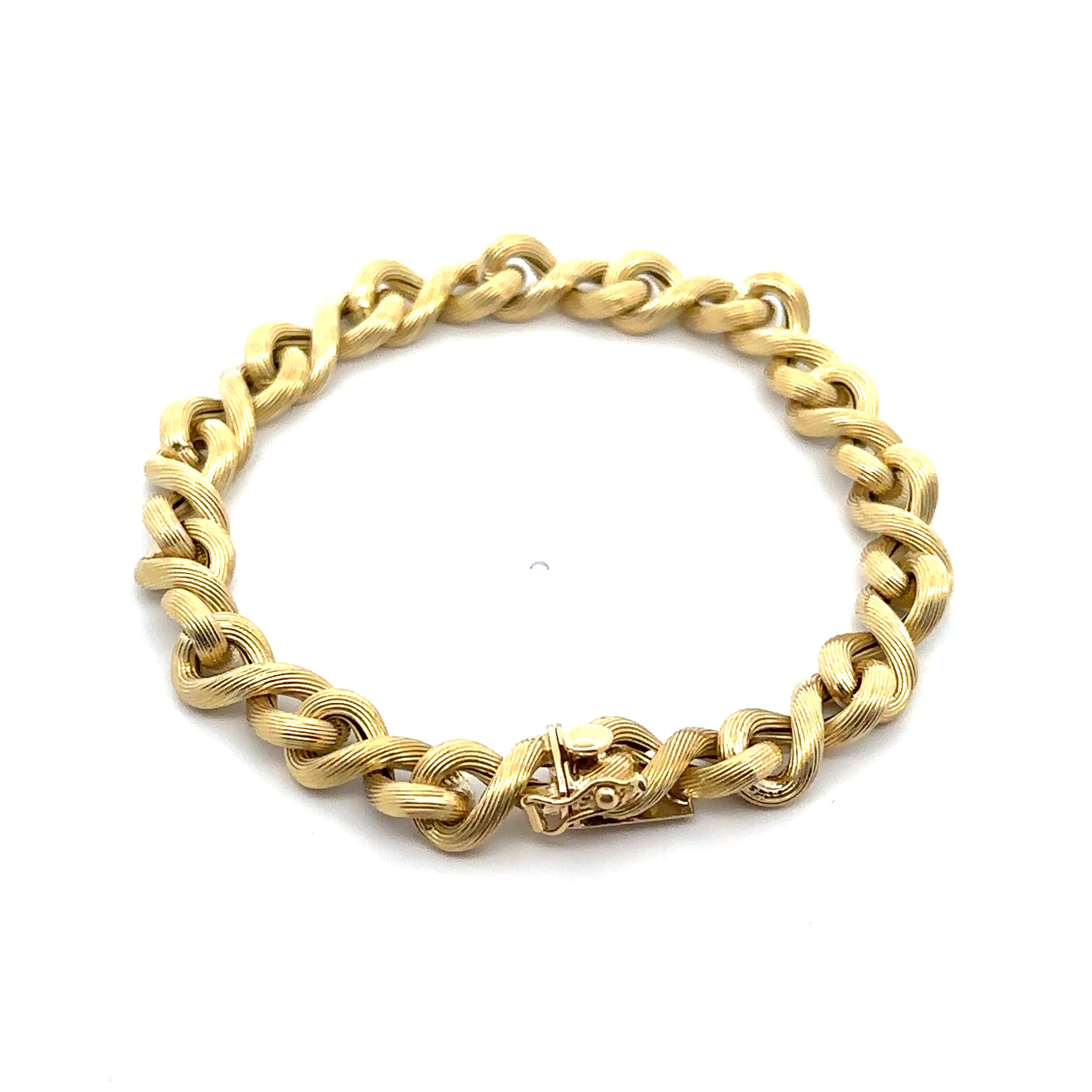 Vintage Italian 18k Yellow Gold Textured Puffed Figure 8 Link Chain Bracelet In Good Condition For Sale In Montclair, NJ