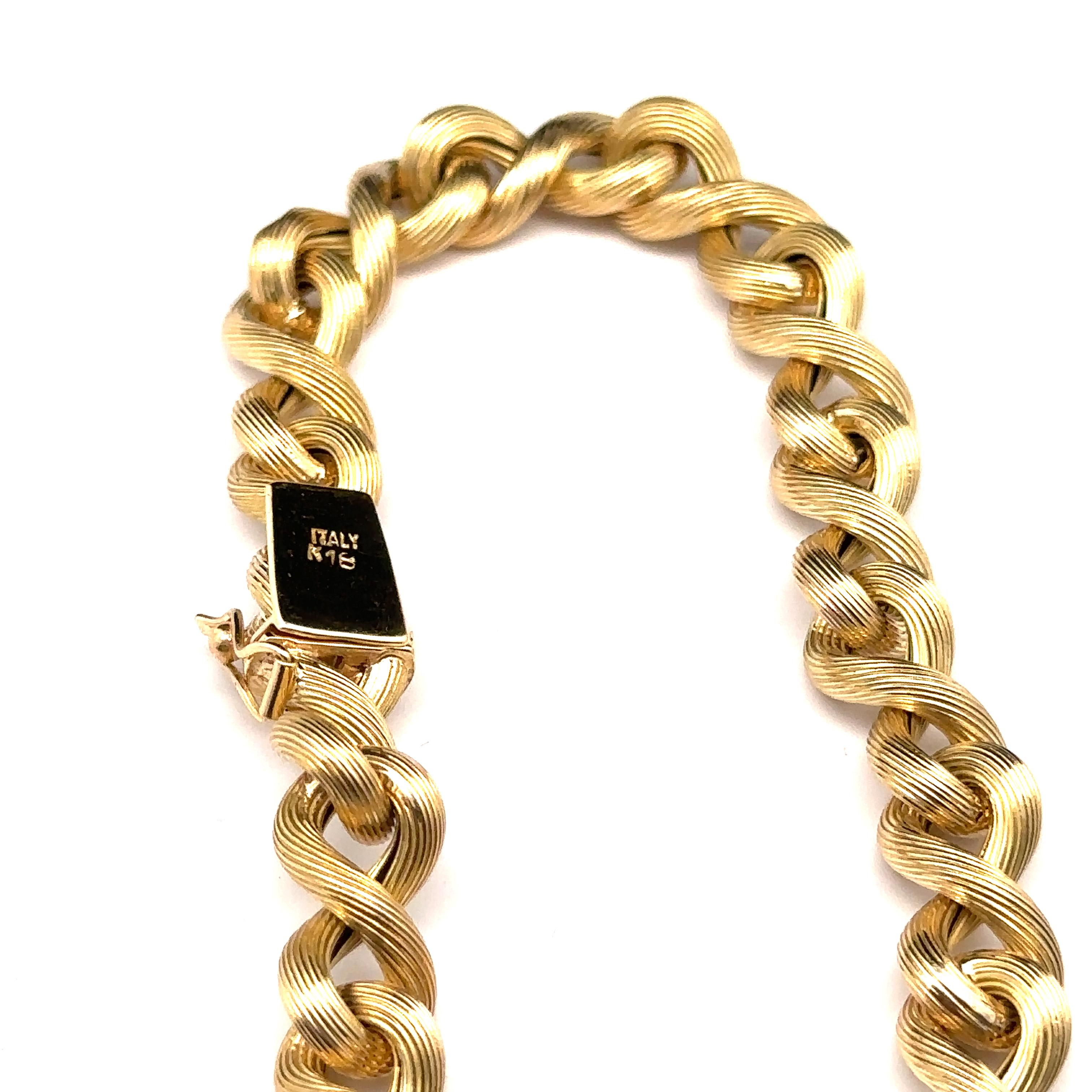Vintage Italian 18k Yellow Gold Textured Puffed Figure 8 Link Chain Bracelet For Sale 1