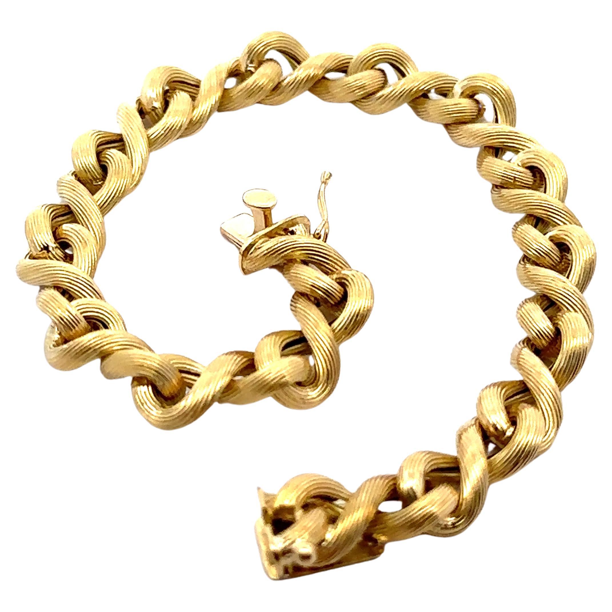 Vintage Italian 18k Yellow Gold Textured Puffed Figure 8 Link Chain Bracelet For Sale