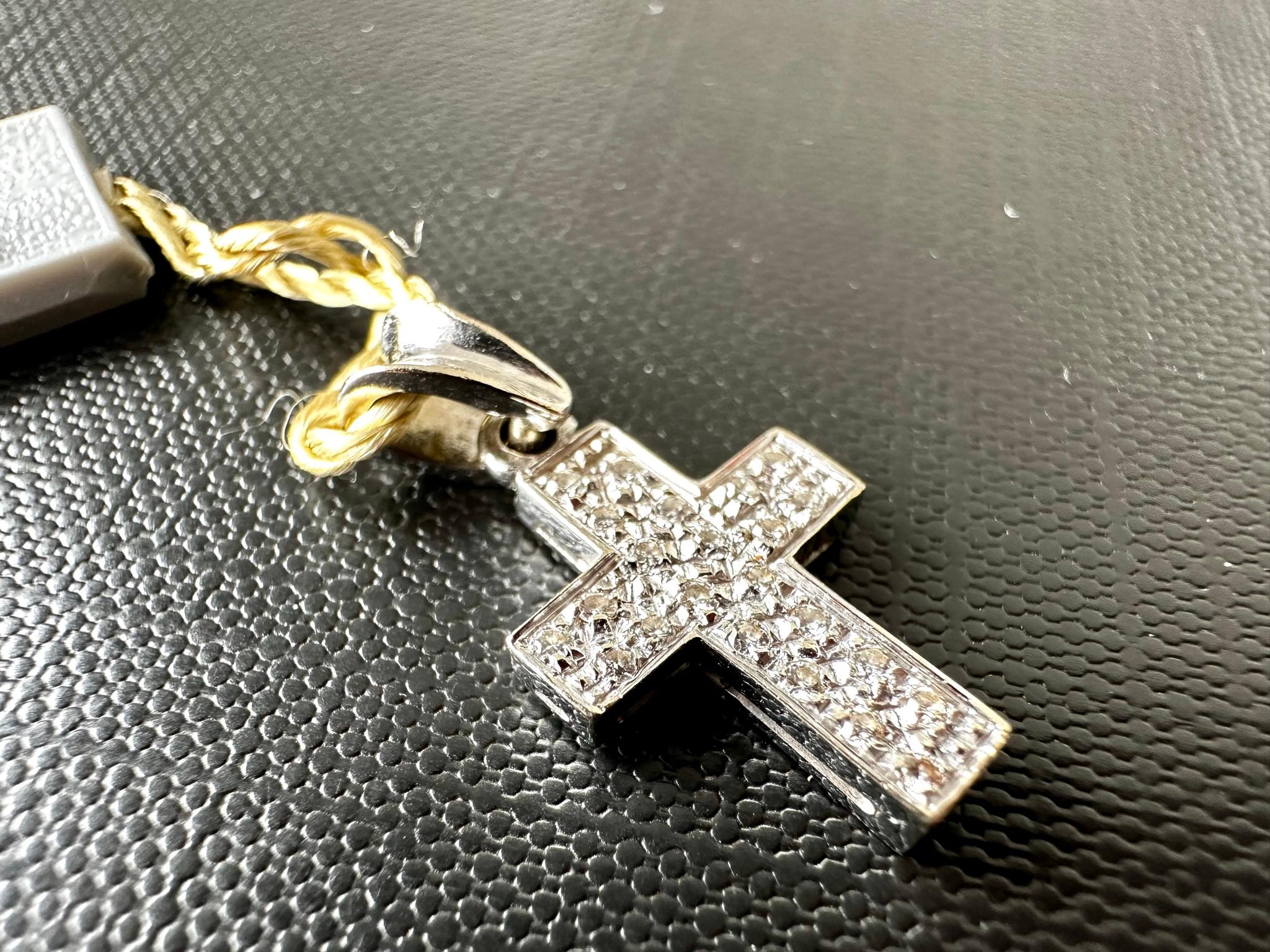 Vintage Italian 18kt White Gold Cross with Diamonds In Good Condition For Sale In Esch-Sur-Alzette, LU