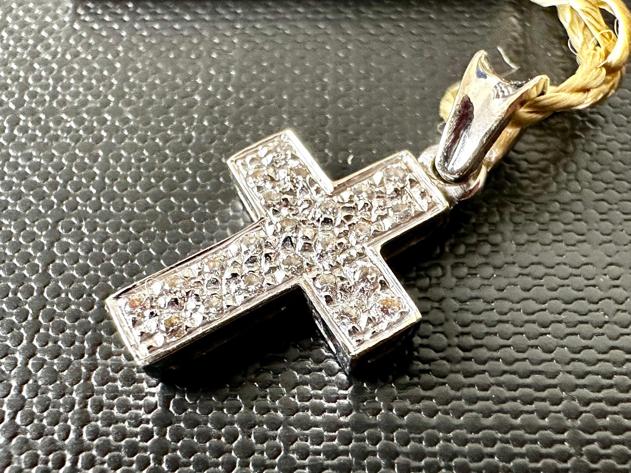 Vintage Italian 18kt White Gold Cross with Diamonds For Sale 1