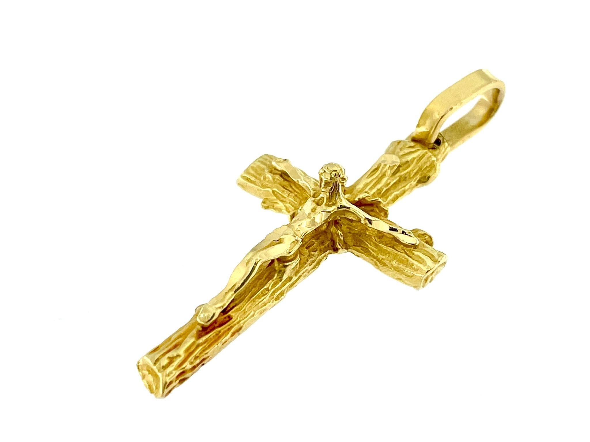 Crucifix italien vintage en or jaune 18 carats Unisexe en vente
