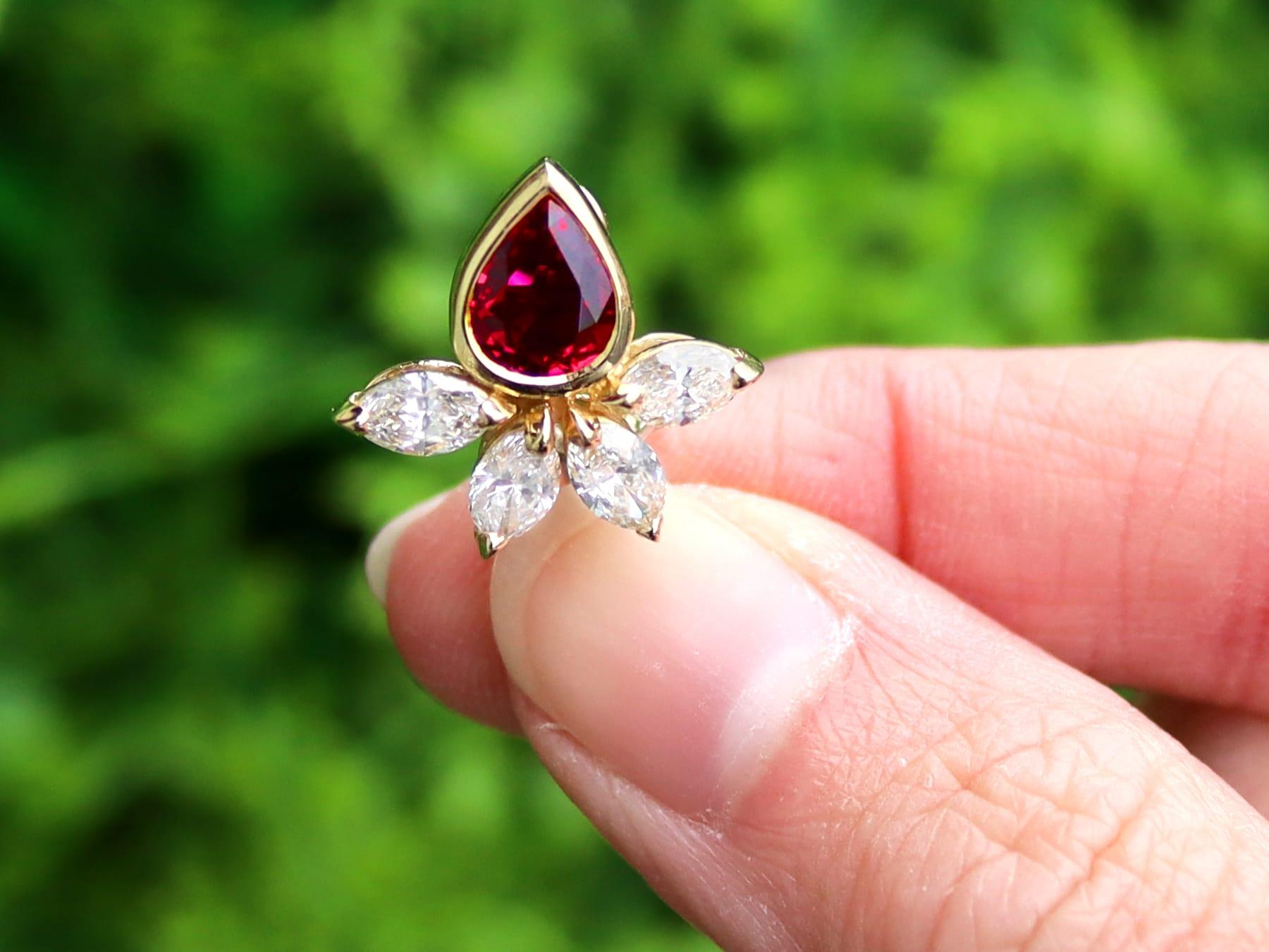 Ein atemberaubendes, feines und beeindruckendes Paar italienischer Vintage-Ohrstecker mit einem Rubin von 1,90 Karat und einem Diamanten von 2,20 Karat in 18 Karat Gelb; Teil unserer vielfältigen Vintage-Rubinschmuckkollektionen.

Diese feinen und