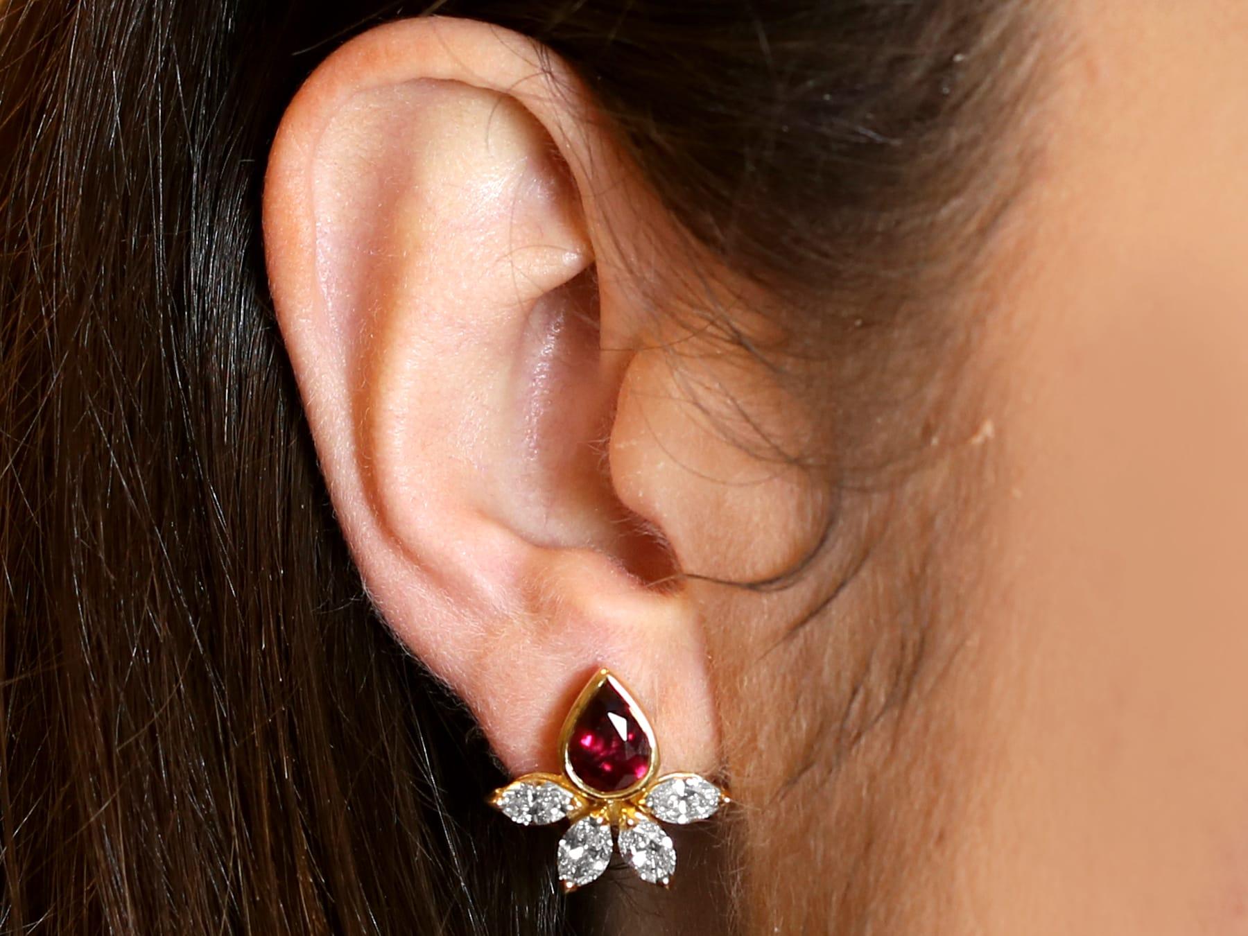Boucles d'oreilles italiennes vintage en or jaune 18 carats avec rubis de 1,9 carat et diamants de 2,2 carats en vente 4