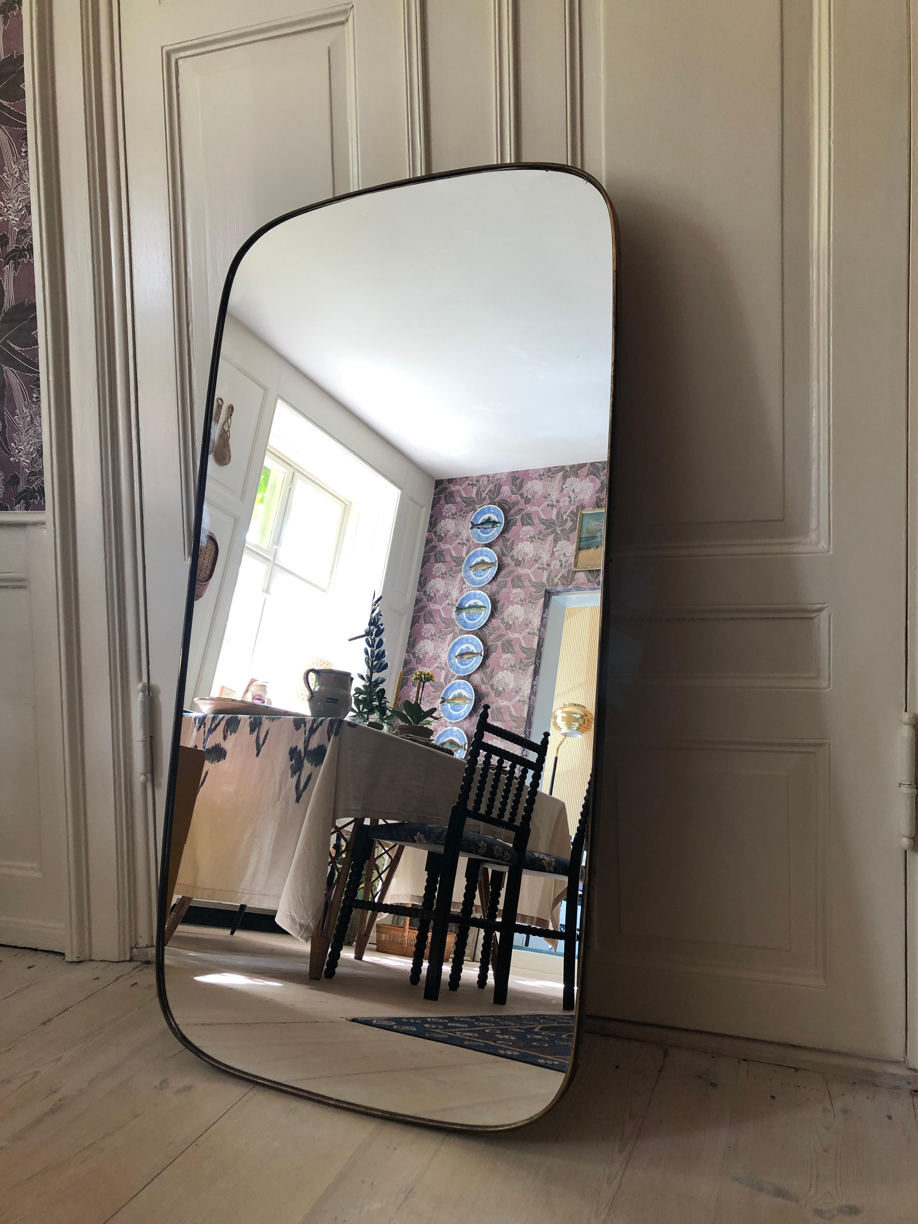 Vintage Italian 1950s Curved Brass Mirror In Good Condition In Copenhagen K, DK