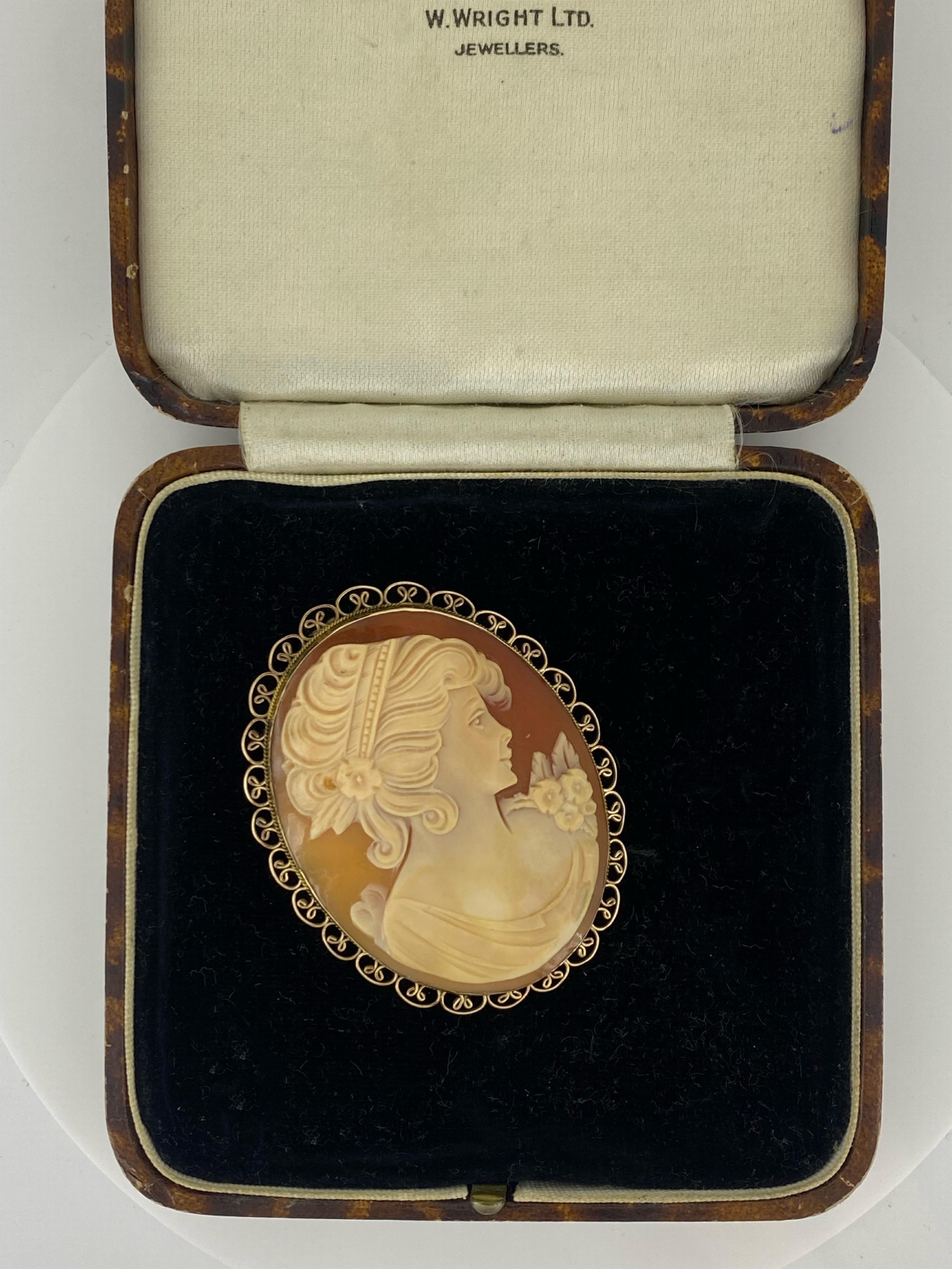 Vintage Italian 1950's Finely Carved Shell Cameo Brooch Pendant in 9K Gold In Excellent Condition For Sale In MELBOURNE, AU