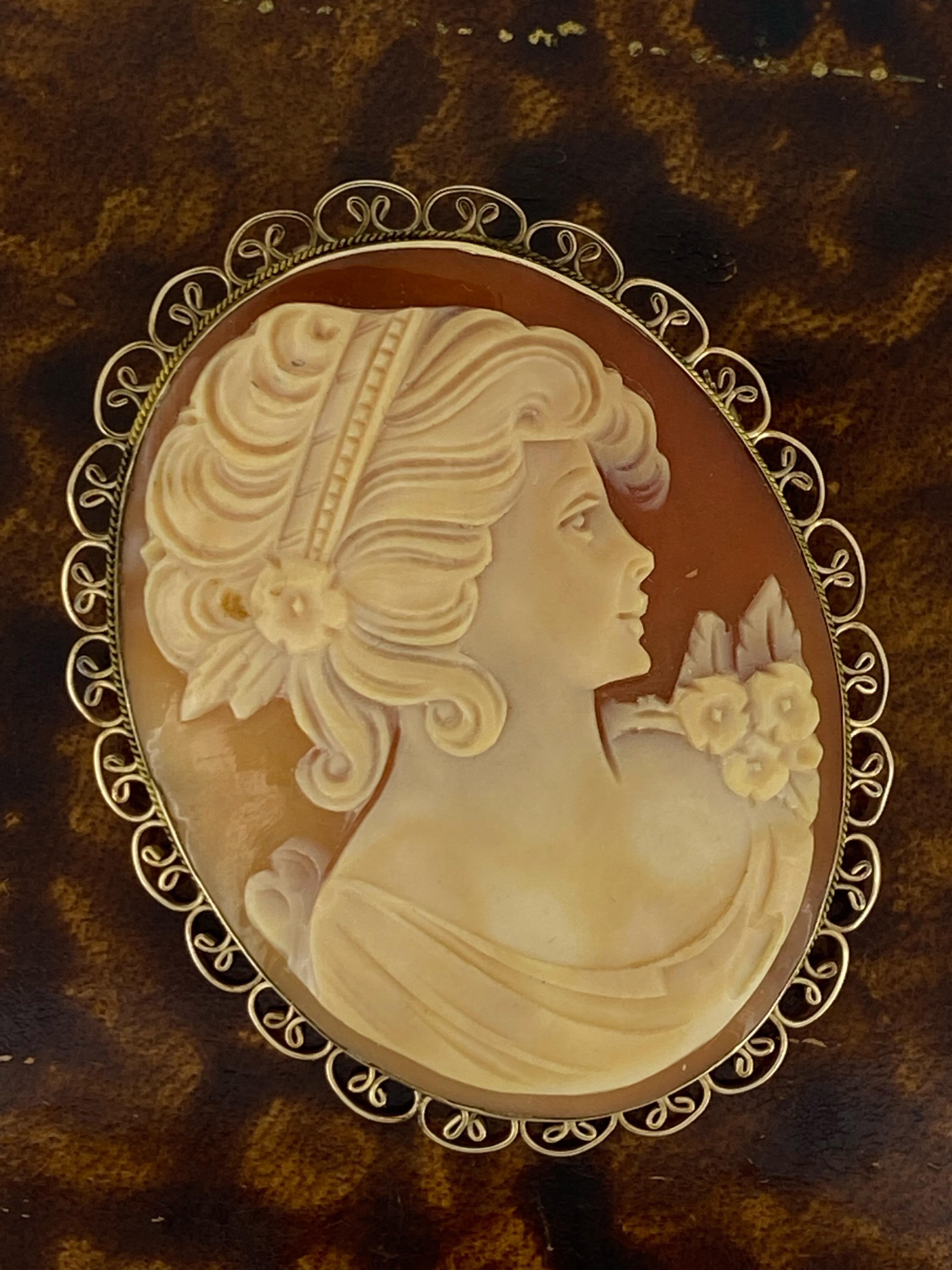Women's Vintage Italian 1950's Finely Carved Shell Cameo Brooch Pendant in 9K Gold For Sale