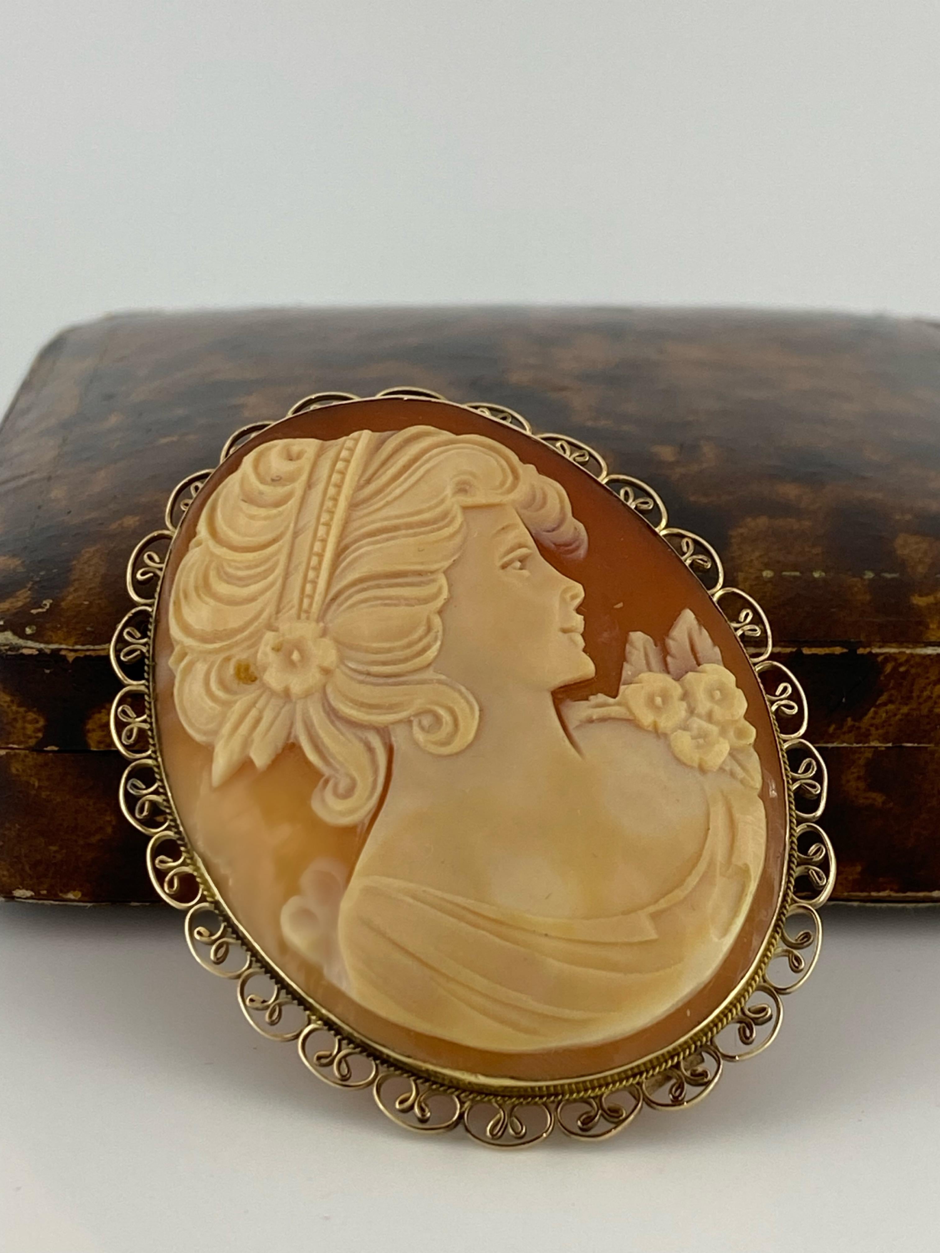 Vintage Italian 1950's Finely Carved Shell Cameo Brooch Pendant in 9K Gold For Sale 1