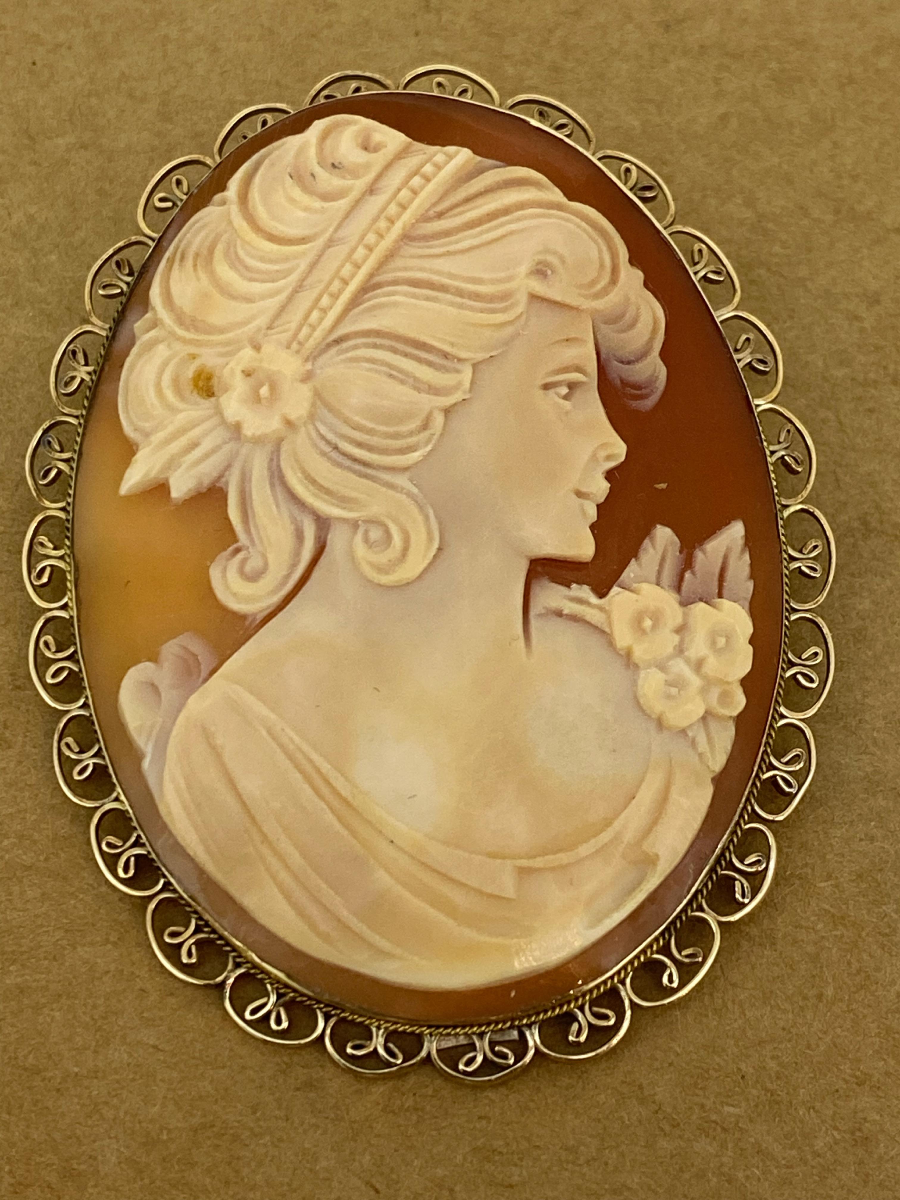 Vintage Italian 1950's Finely Carved Shell Cameo Brooch Pendant in 9K Gold For Sale 2