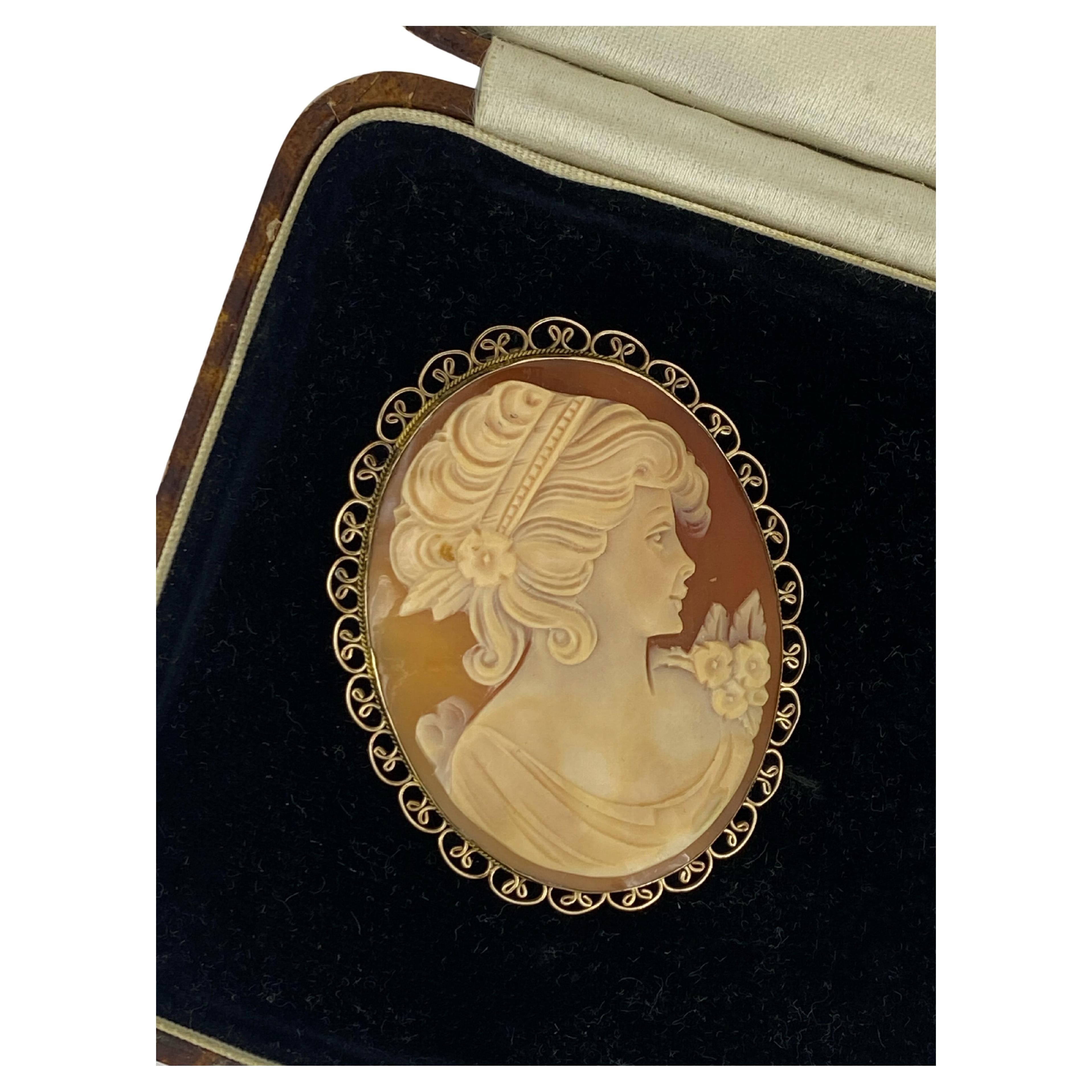 Vintage Italian 1950's Finely Carved Shell Cameo Brooch Pendant in 9K Gold For Sale