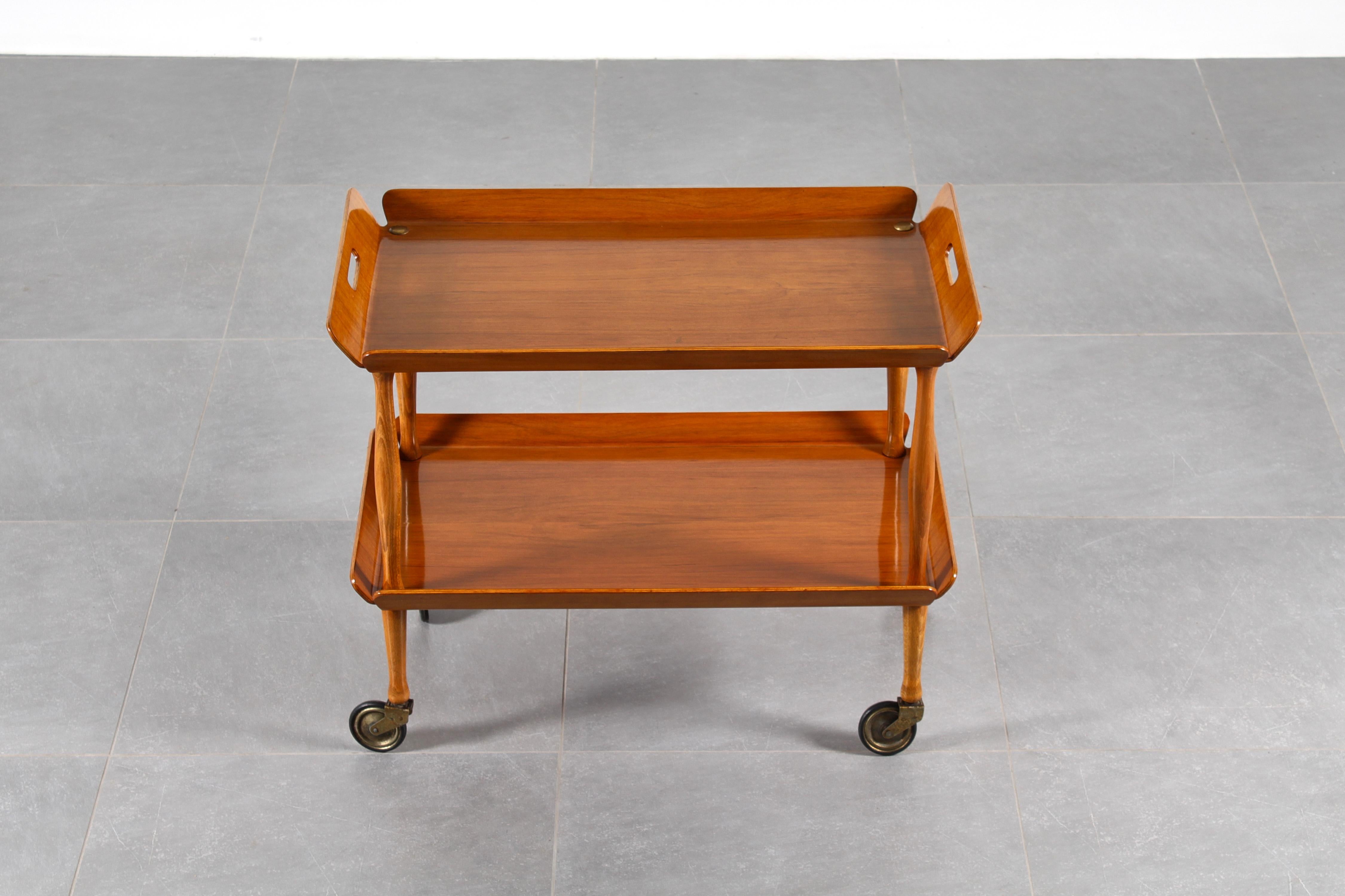 Milieu du XXe siècle Chariot de service italien vintage des années 1950 en contreplaqué cintré en vente