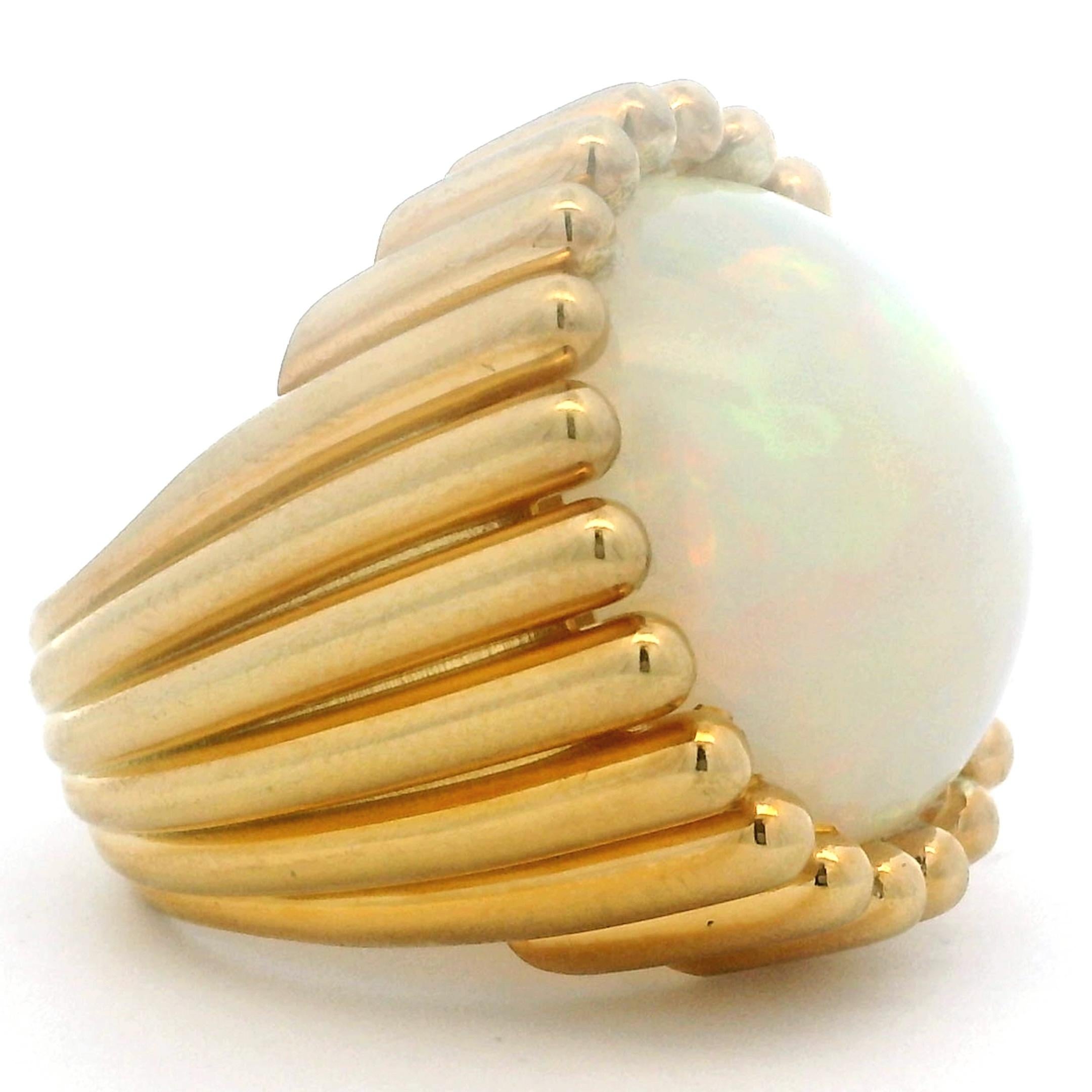 Vintage Italian 1960's 18K Gold Ring mit 28 Karat Opal, Retro Modernist Design (Cabochon) im Angebot