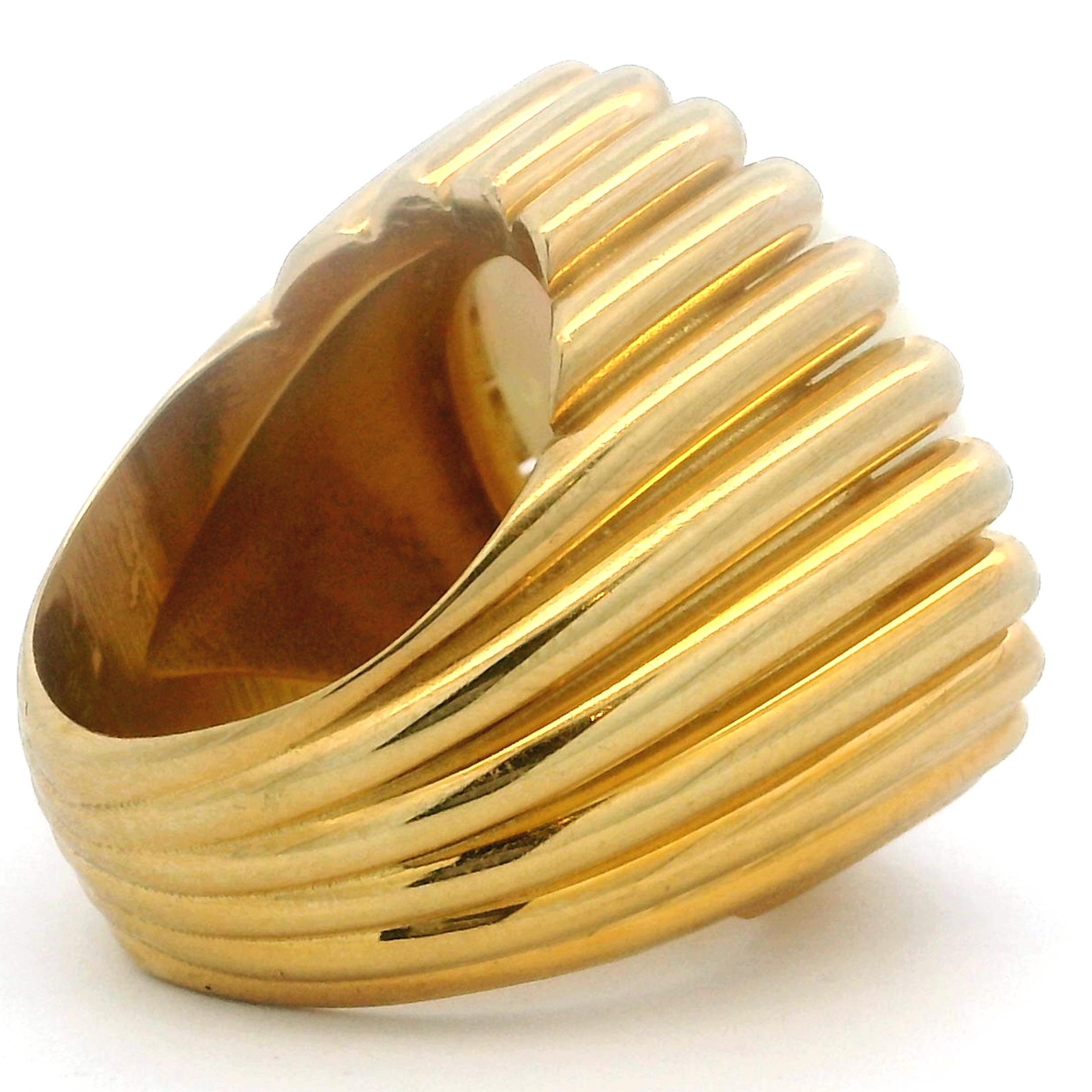Vintage Italian 1960's 18K Gold Ring mit 28 Karat Opal, Retro Modernist Design für Damen oder Herren im Angebot