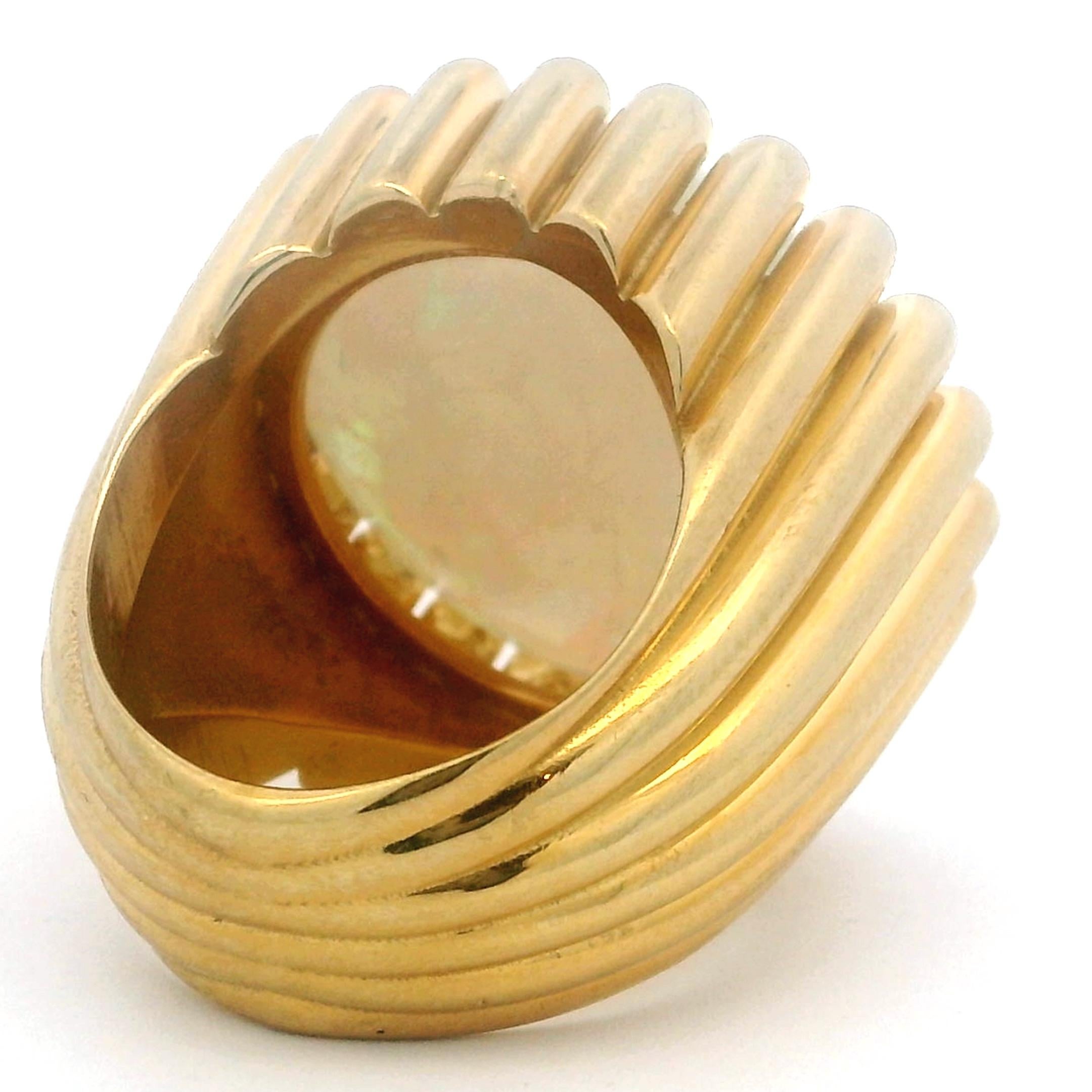 Vintage Italian 1960's 18K Gold Ring mit 28 Karat Opal, Retro Modernist Design im Angebot 1