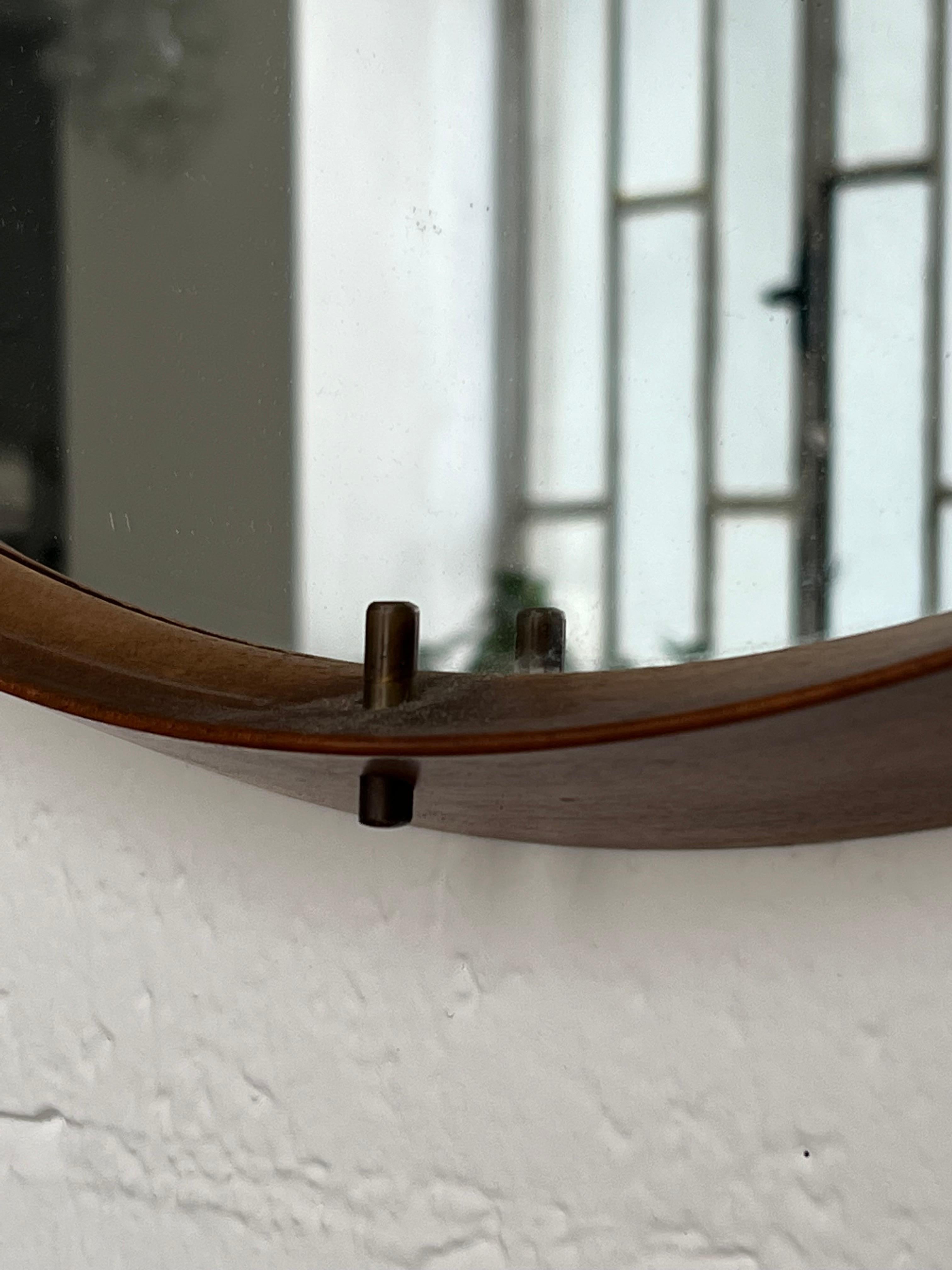 Vintage Italian 1960s Round Wall Mirror Attributed to Cassina, Wood and Brass In Good Condition For Sale In Milano, IT