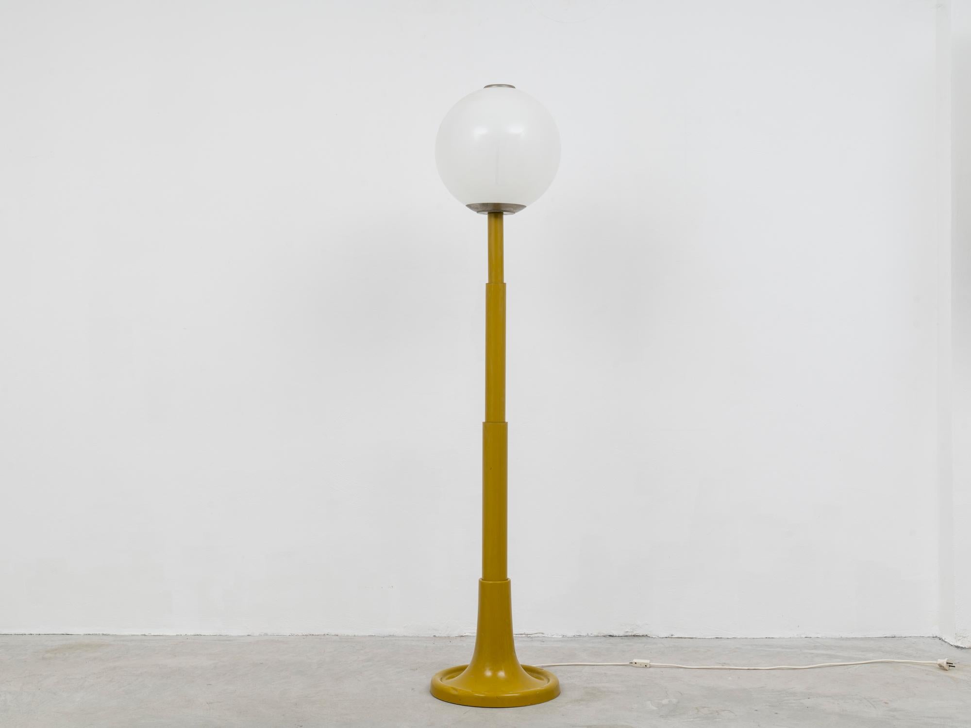 This vintage floor lamp was manufactured in the late 1960s in Italy. Although its designer has not been yet identified, it is well crafted and with a captivating shape. Thanks to its large size, this piece has a strong impact in an interior, and his