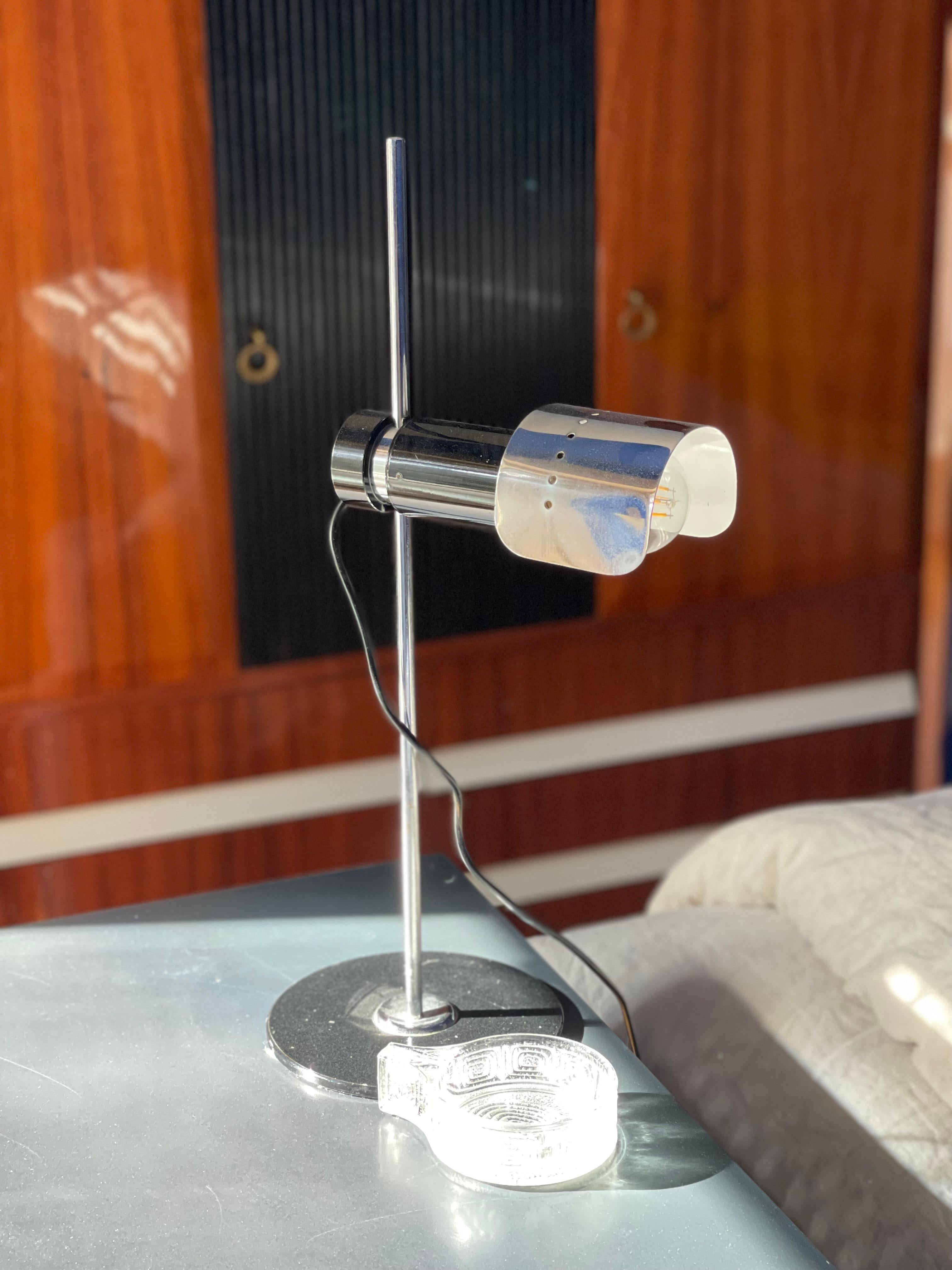 Lampada da tavolo vintage Italian Lamp degli anni '70 nello stile di Joe Colombo per Oluce, cromata in vendita 3