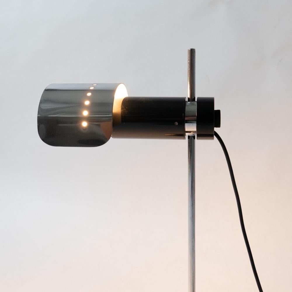 In vendita c'è una lampada da tavolo rara, attraente e raramente vista, realizzata in Italia molto probabilmente nei primi anni Settanta. Non è marcata ed è quasi impossibile sapere chi sia il produttore, ma l'ispirazione è chiaramente tratta dalle
