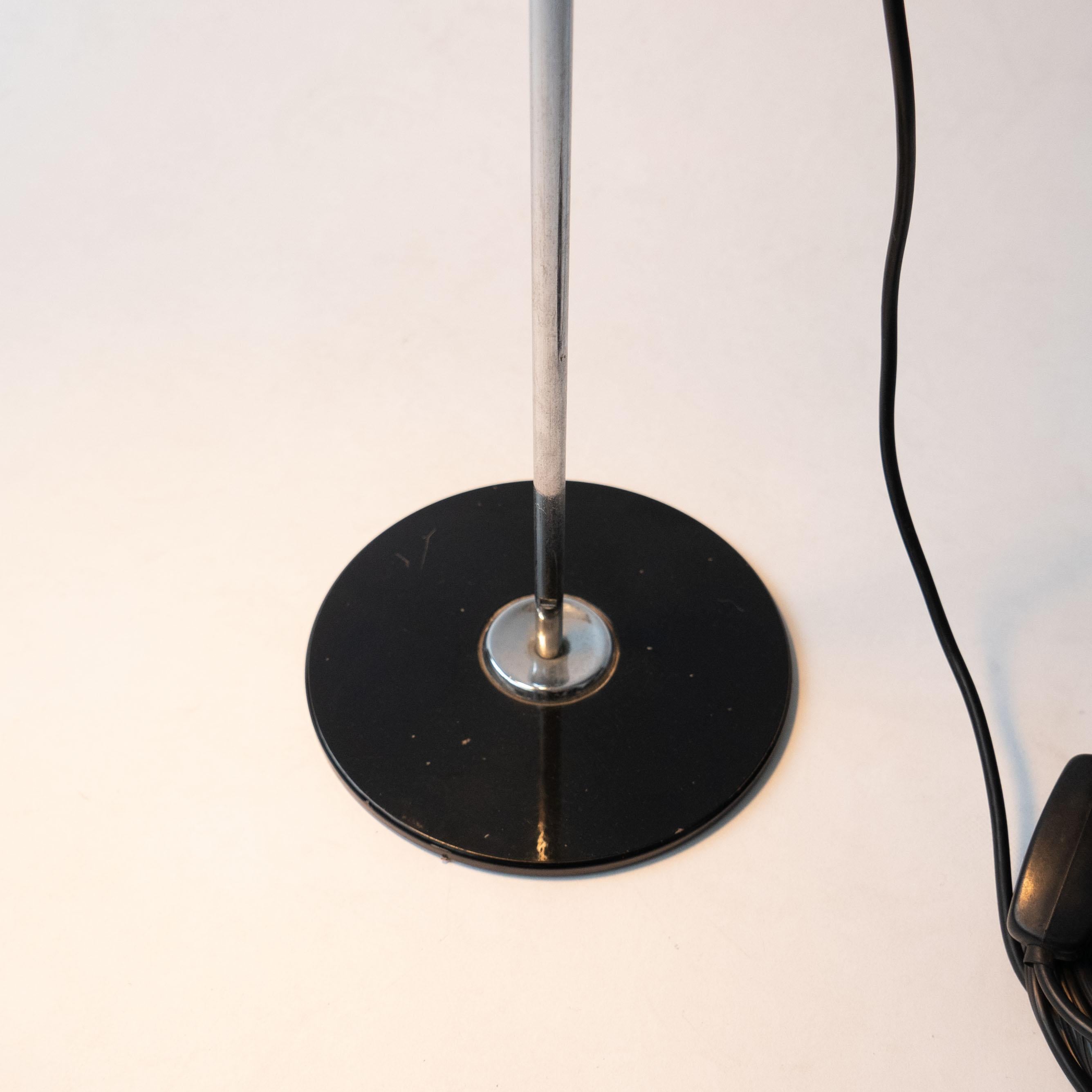 Vintage Italian 1970s Lámpara de mesa en el estilo de Joe Colombo para Oluce, cromado en venta 2