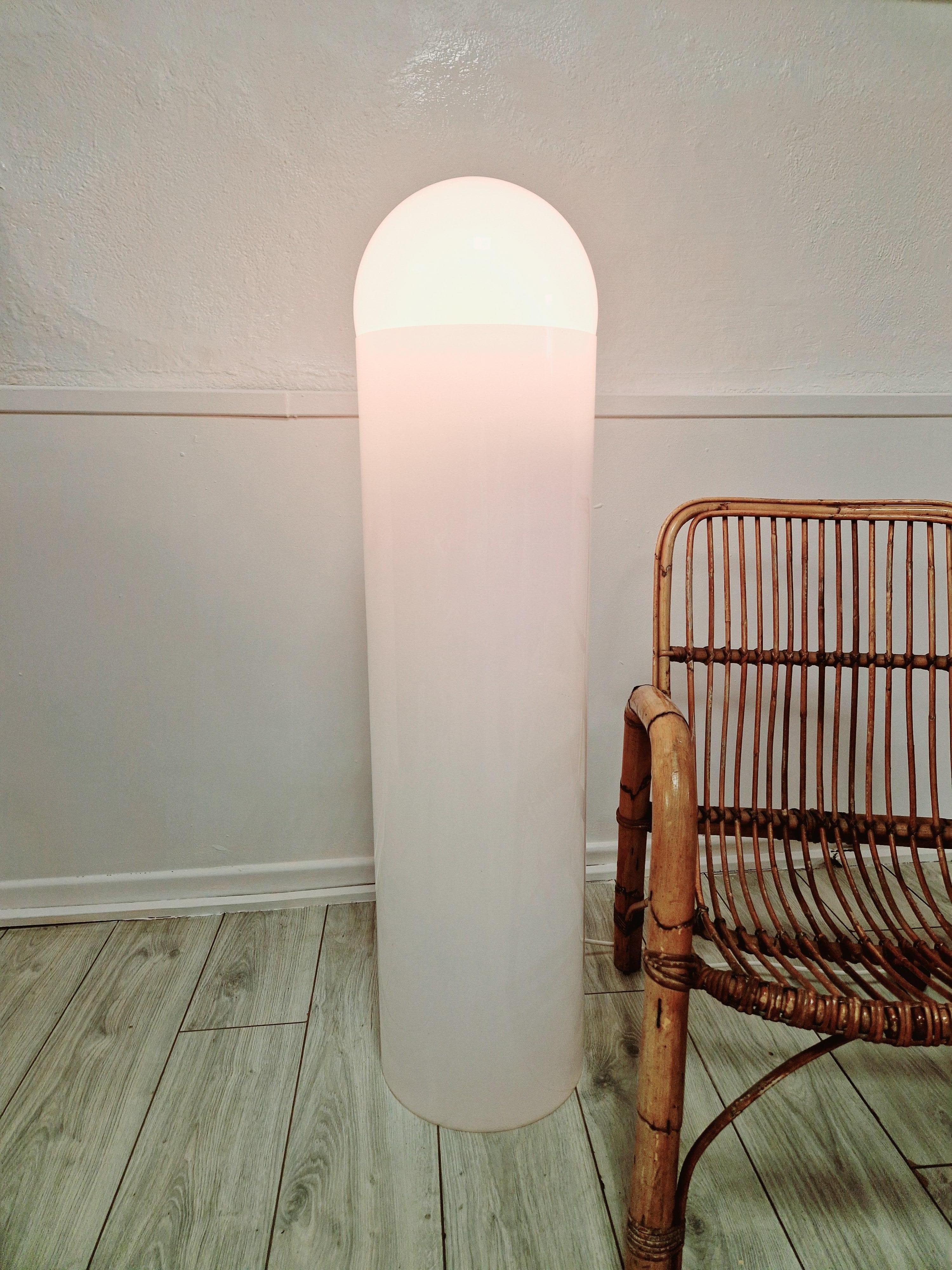 Fabricada en Italia durante la vibrante década de 1970, esta lámpara de pie italiana Totemic de Paracar es una auténtica joya vintage para cualquier entusiasta de los interiores. Su elegante cuerpo de plástico blanco y su pantalla a juego desprenden