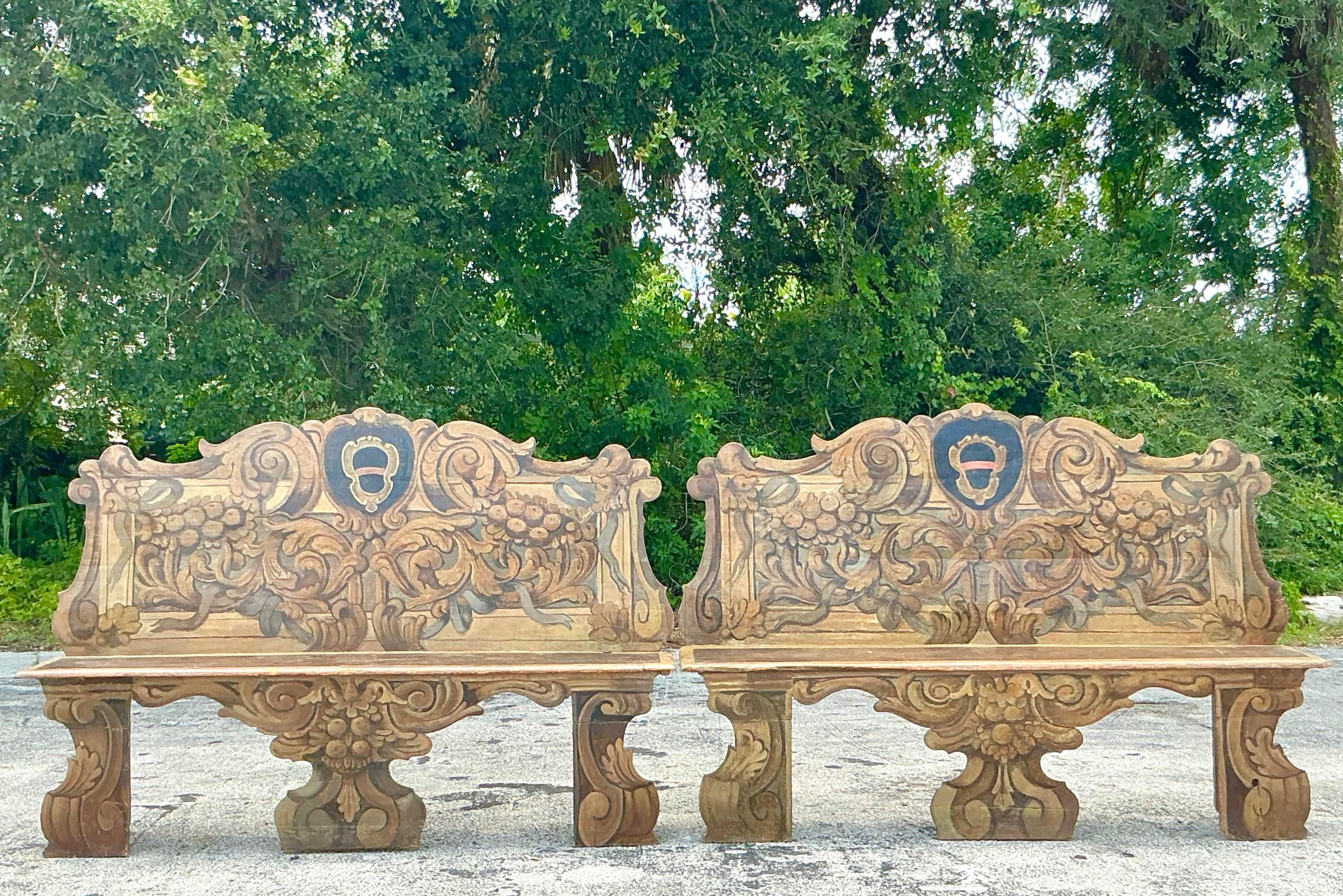 Aggiungi un pezzo di storia alla tua casa con questa panca Cassapanca dipinta a mano dell'Ottocento italiano. Riccamente decorata con intricati dettagli dipinti a mano, questa panca antica mette in mostra l'arte e la maestria dell'Italia del XIX
