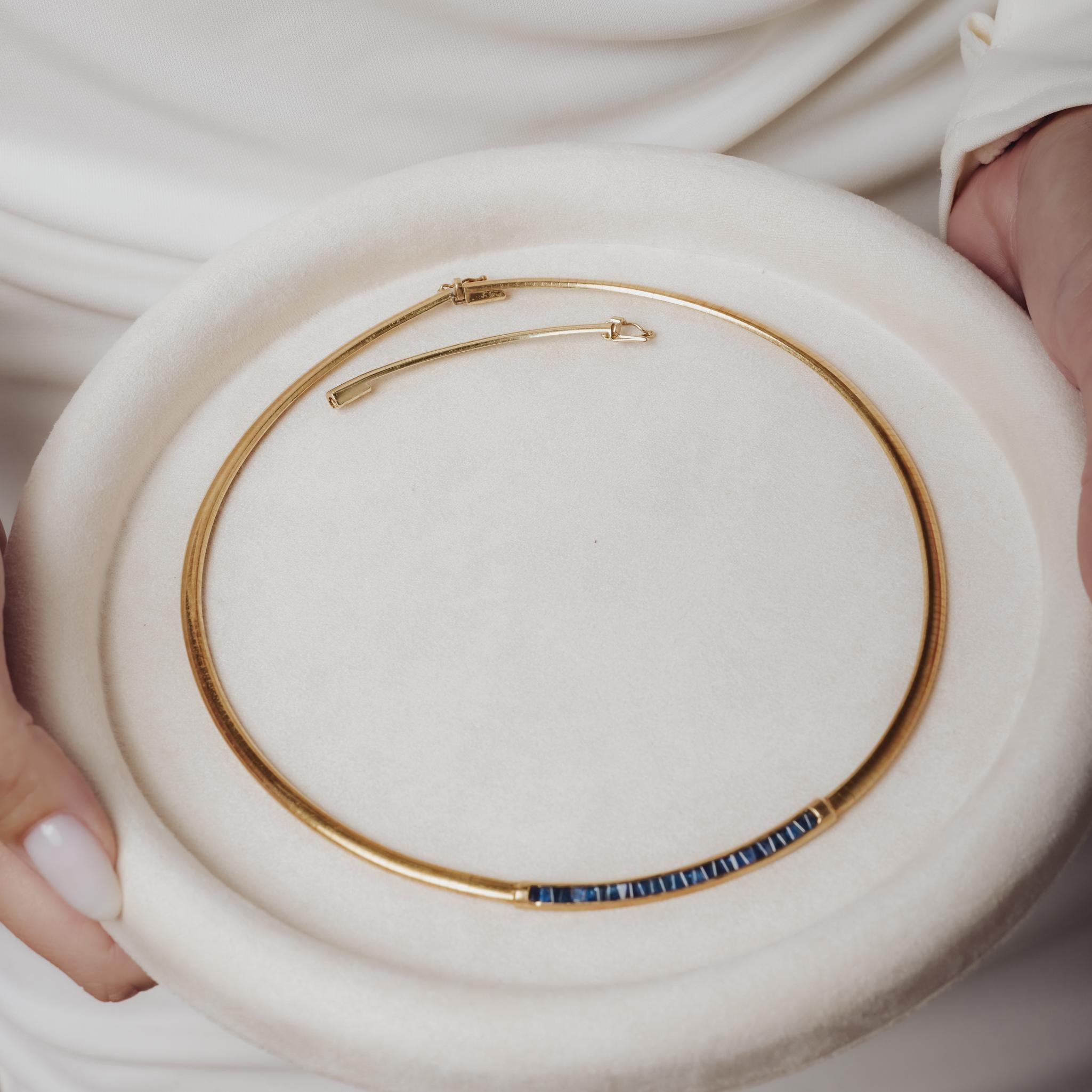 Una lussuosa collana vintage in oro giallo 18k ornata da 2 carati di zaffiri blu taglio baguette, che offre un colore ricco e una lunghezza versatile per un'eleganza senza tempo.